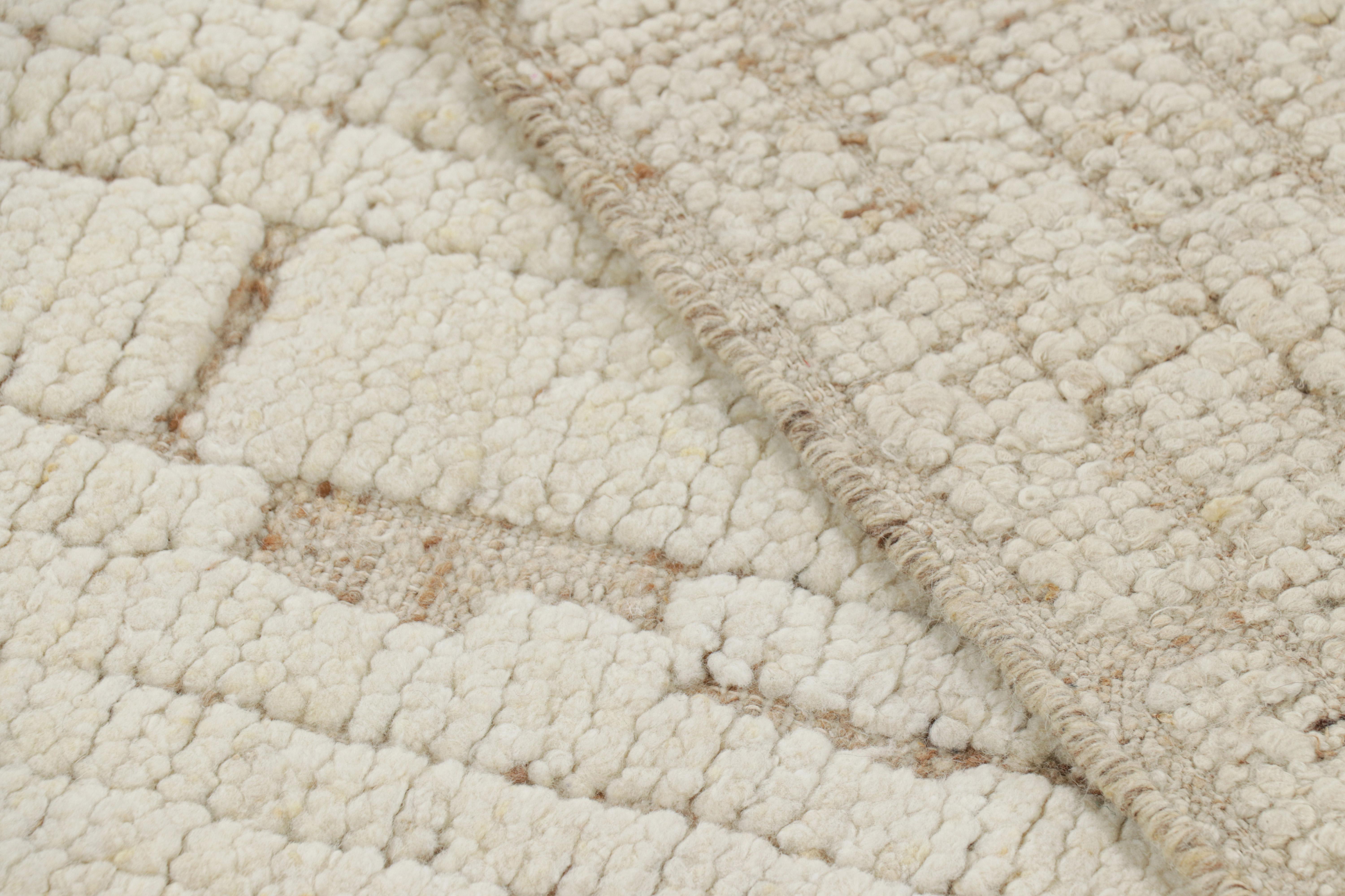 Rug & Kilim's Contemporary-Teppich in Weiß mit geometrischen Hoch-Tief-Mustern (21. Jahrhundert und zeitgenössisch) im Angebot