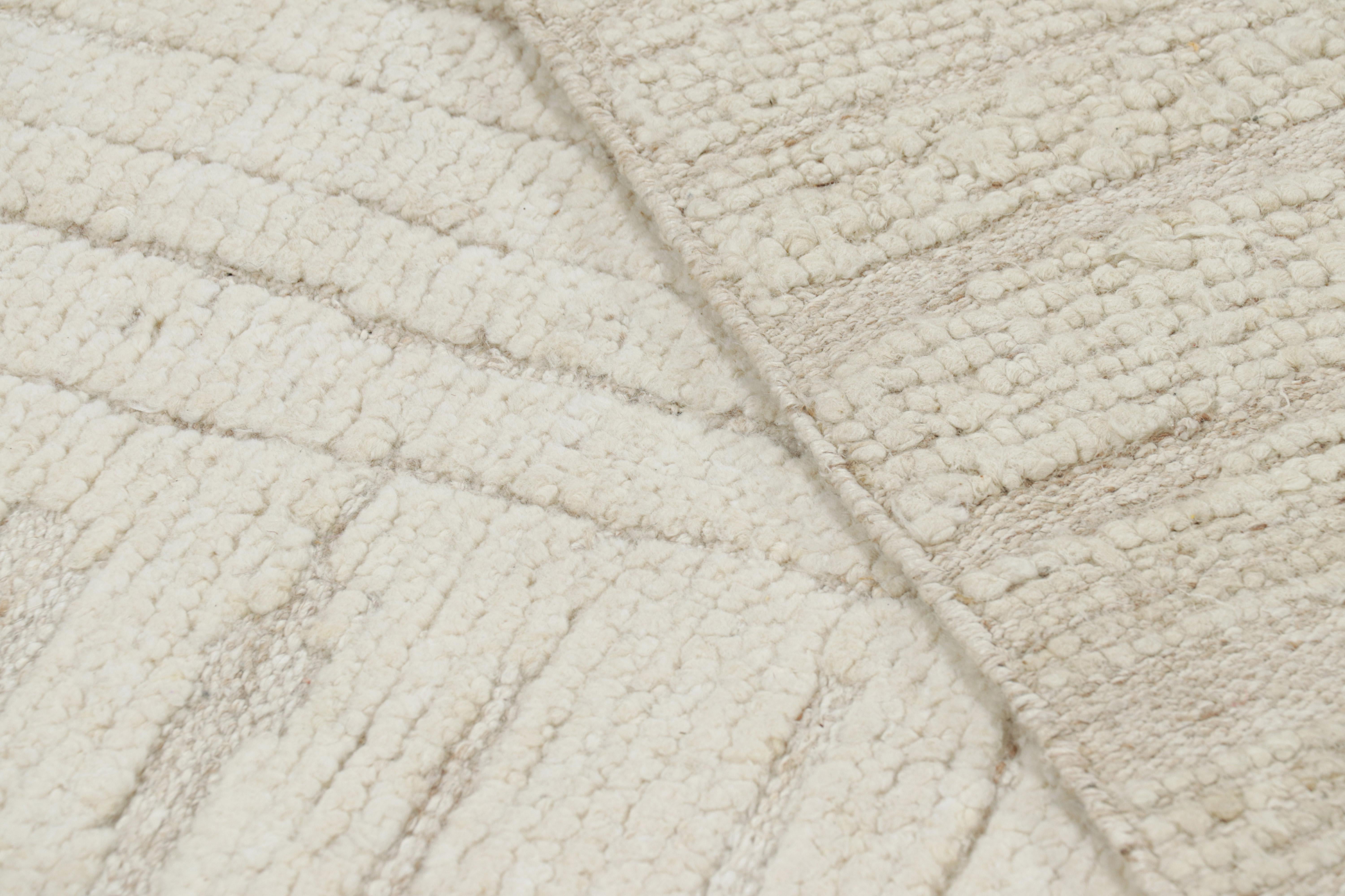 Rug & Kilim's Contemporary-Teppich in Weiß mit geometrischen Hoch-Tief-Mustern (21. Jahrhundert und zeitgenössisch) im Angebot