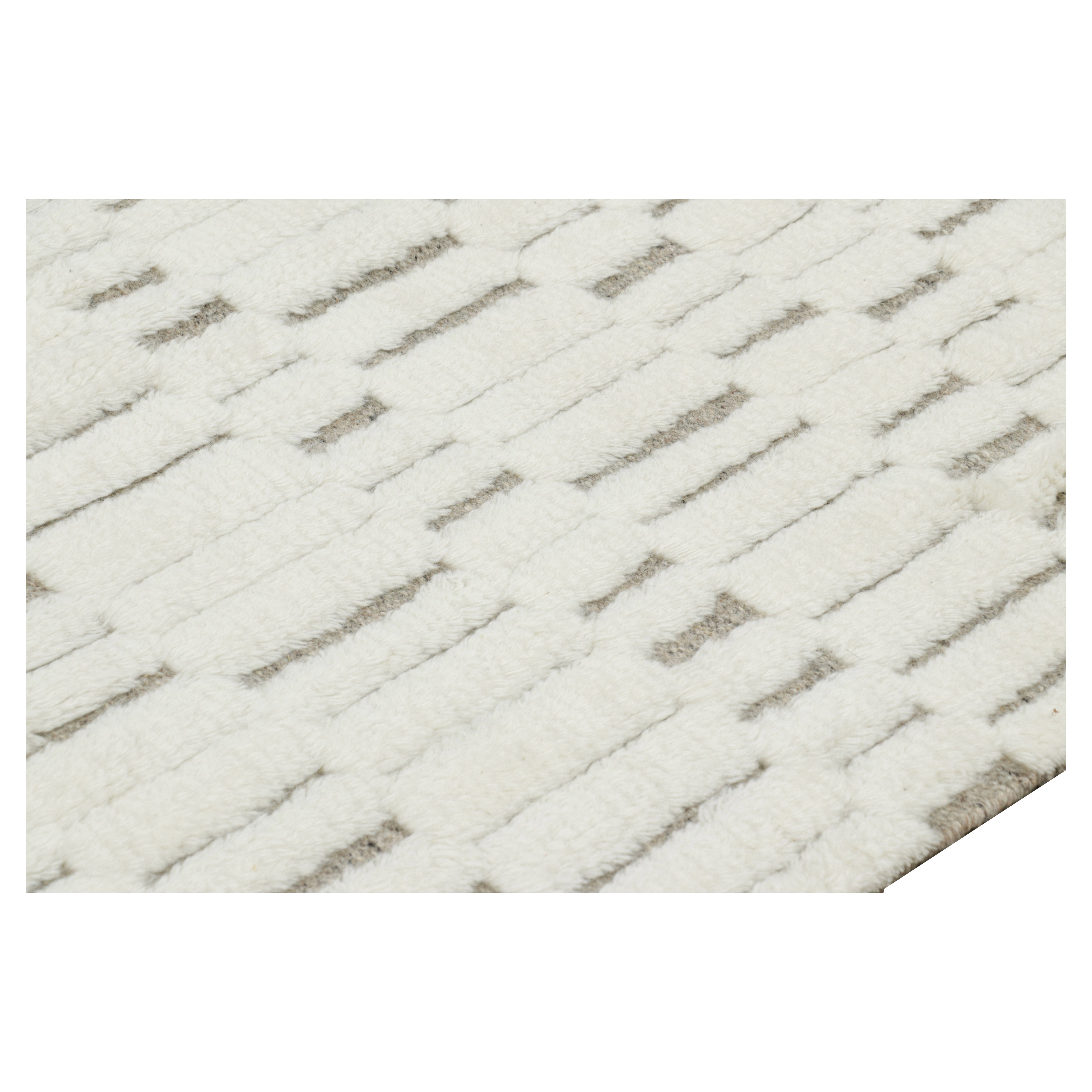 Rug & Kilim è un tappeto contemporaneo di colore bianco con motivi geometrici alti e bassi.