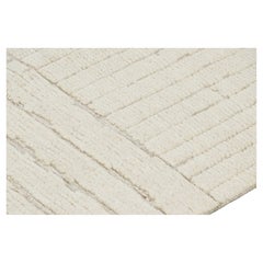 Rug & Kilim è un tappeto contemporaneo di colore bianco con motivi geometrici alti e bassi.