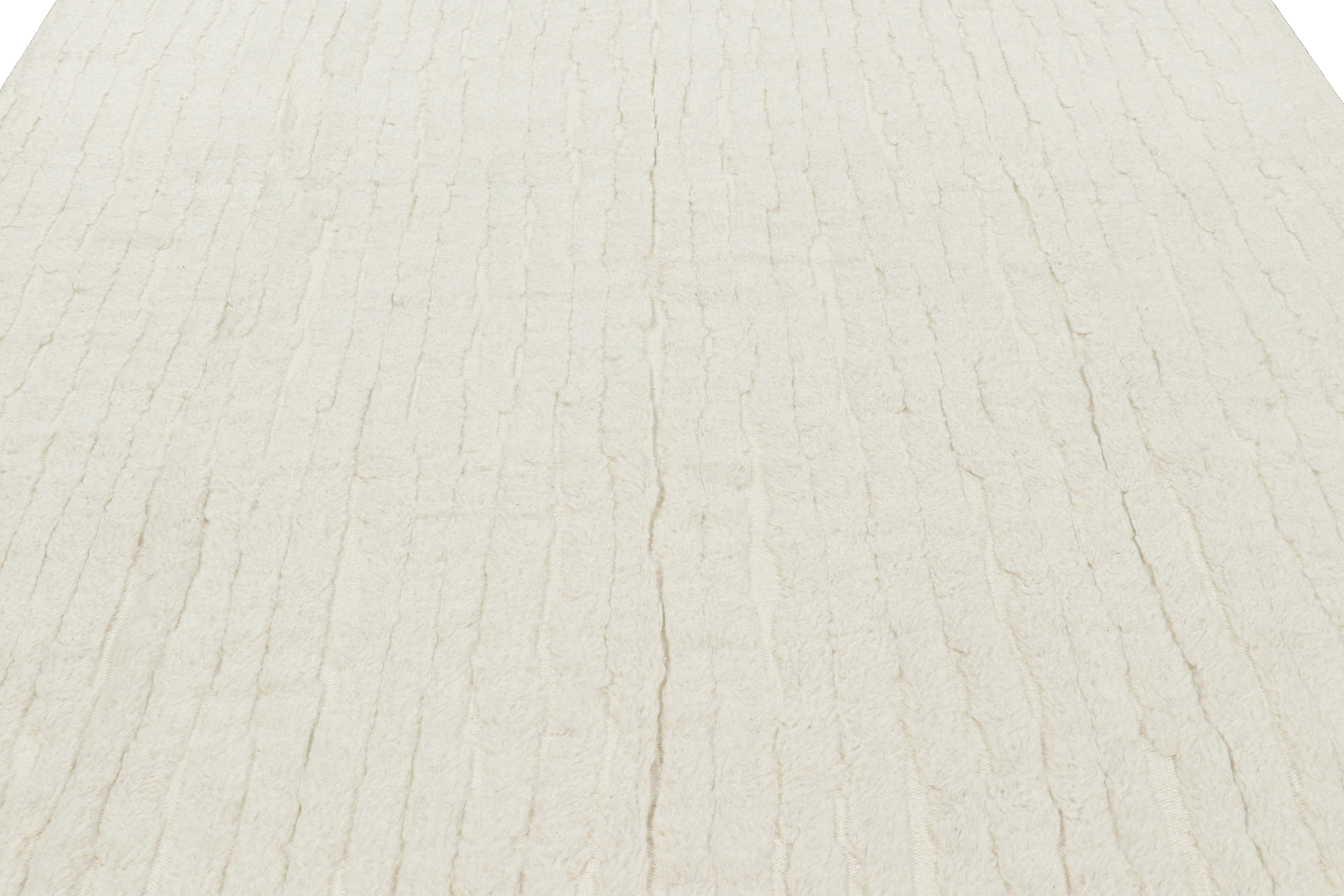 Questo tappeto 8x10 in lana annodato a mano appartiene a una nuova ed entusiasmante linea della Rug & Kilim's Modern Collection, con un gioco di design semplice e intricati elementi testuali insieme. Ogni pezzo ha un approccio unico alla texture
