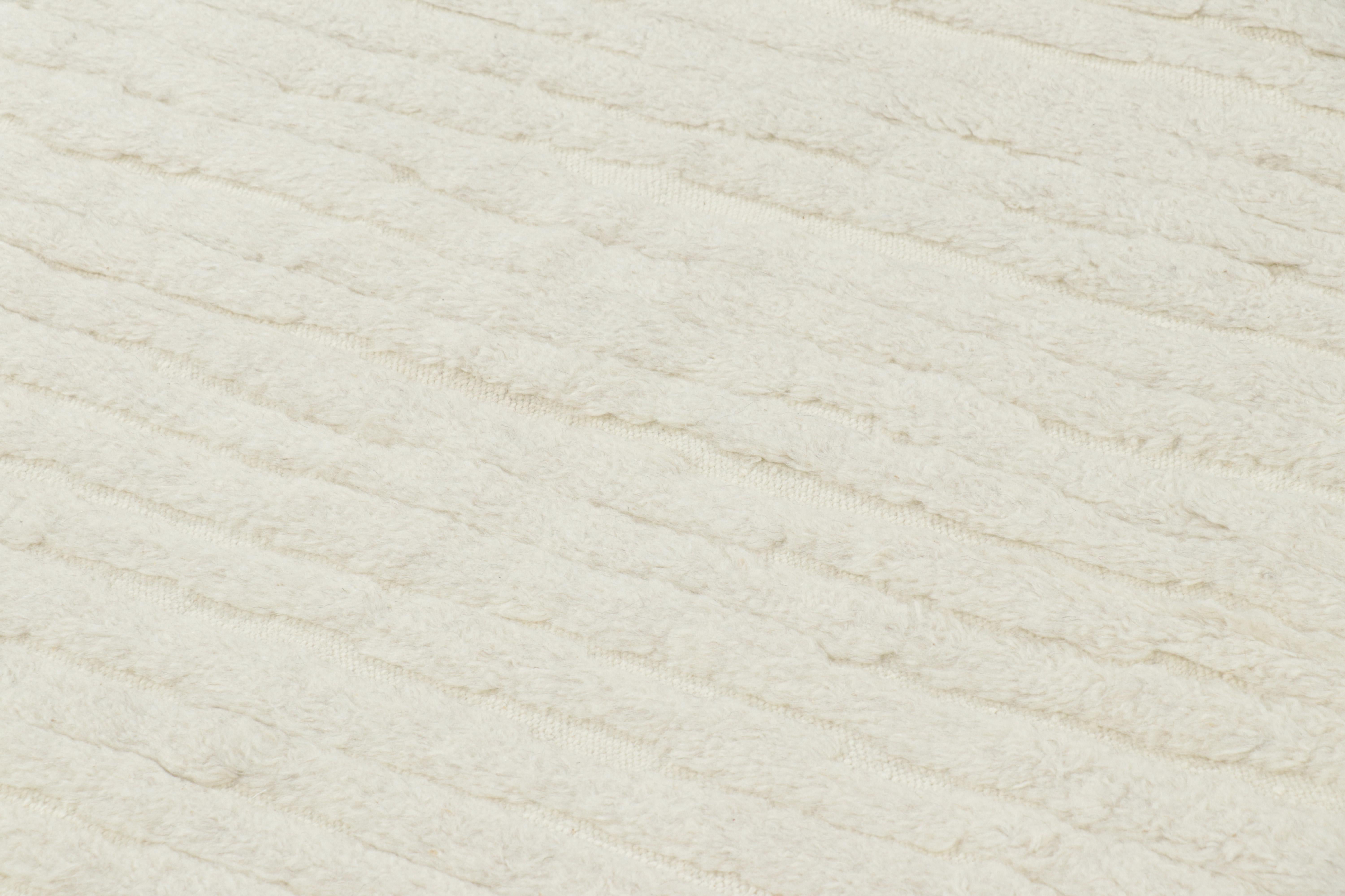 Moderno Rug & Kilim è un tappeto contemporaneo di colore bianco con strisce alte e basse. in vendita