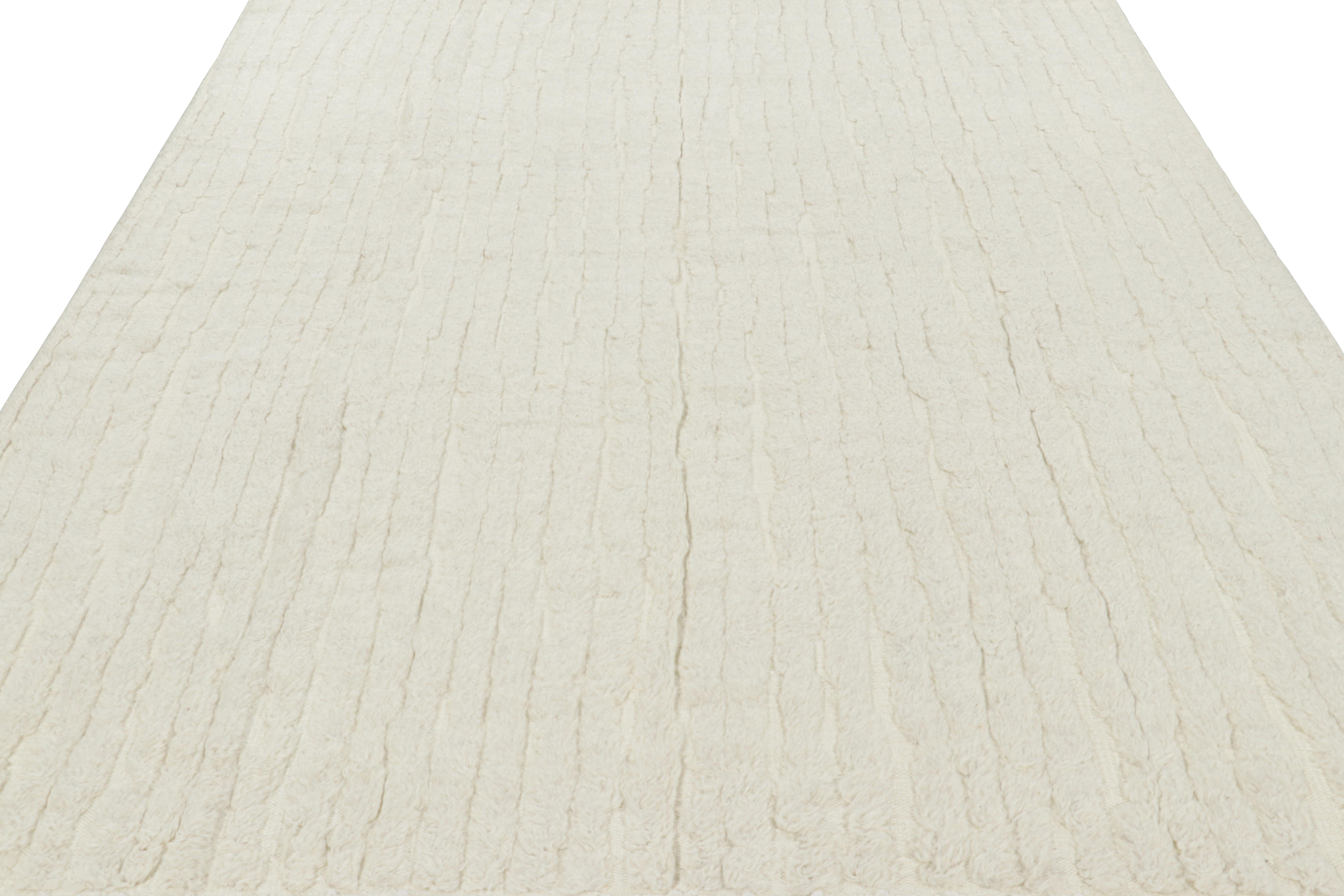 Indiano Rug & Kilim è un tappeto contemporaneo di colore bianco con strisce alte e basse. in vendita