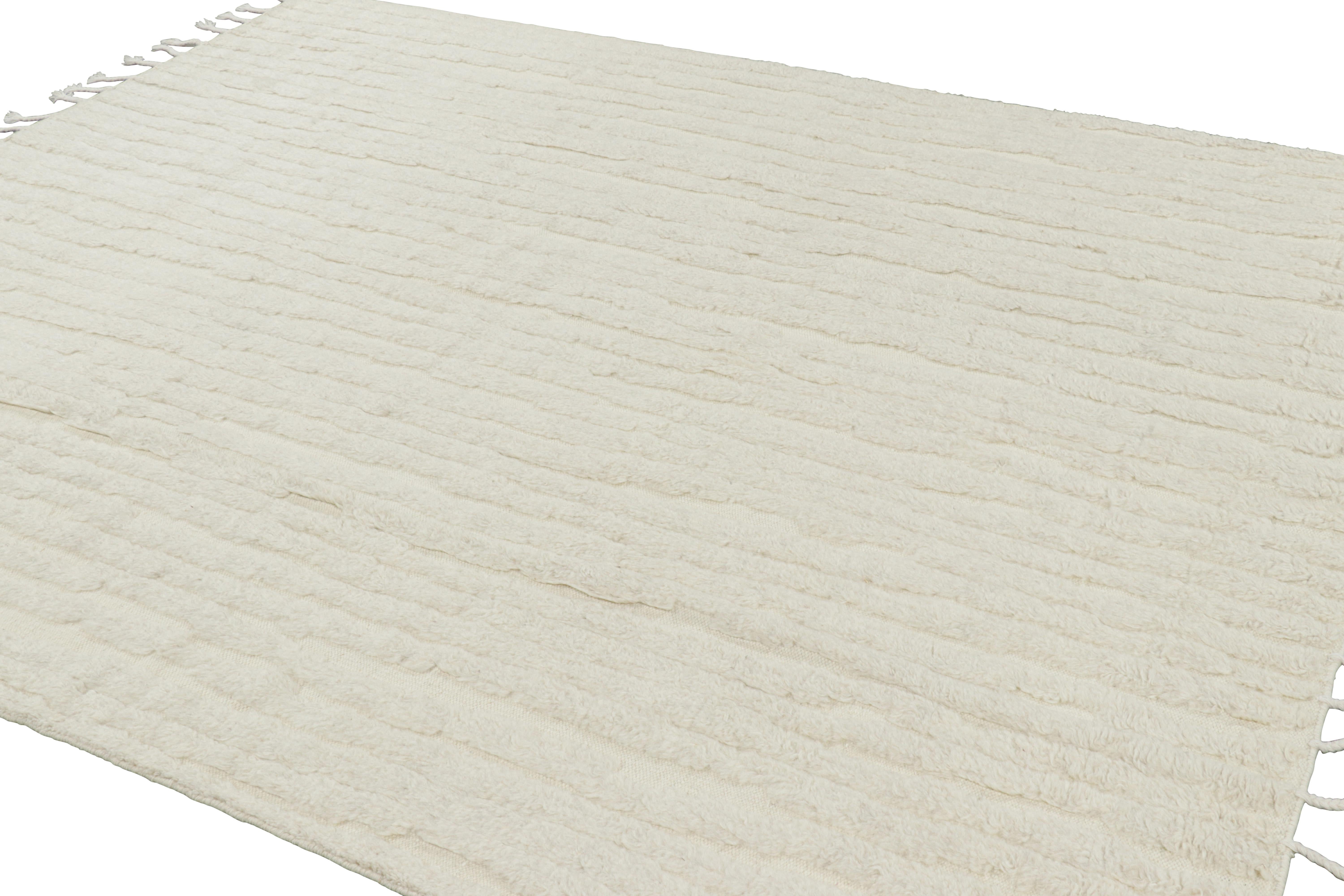 Annodato a mano Rug & Kilim è un tappeto contemporaneo di colore bianco con strisce alte e basse. in vendita