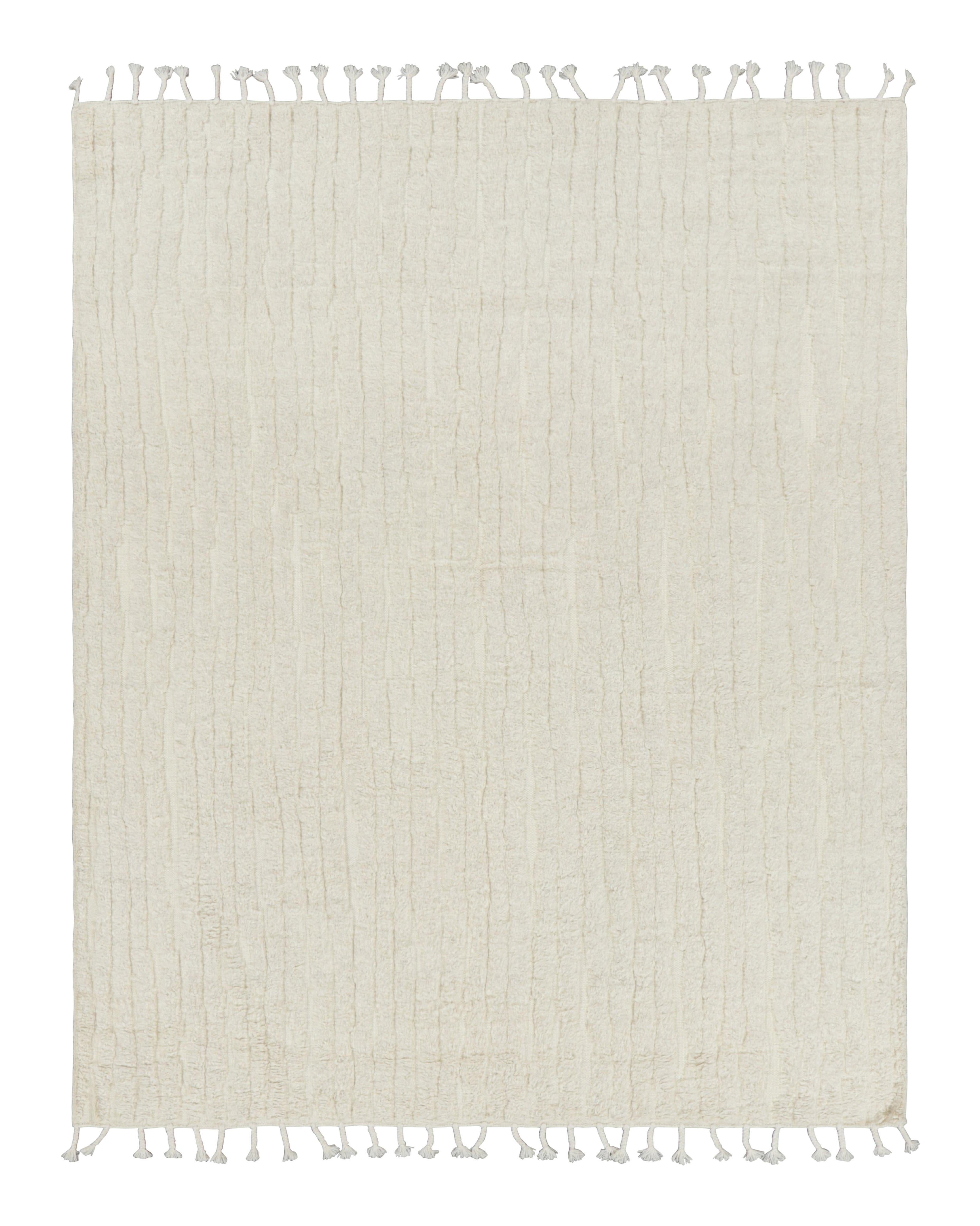 Rug & Kilim's Contemporary-Teppich in Weiß mit High-Low-Streifen im Zustand „Neu“ im Angebot in Long Island City, NY