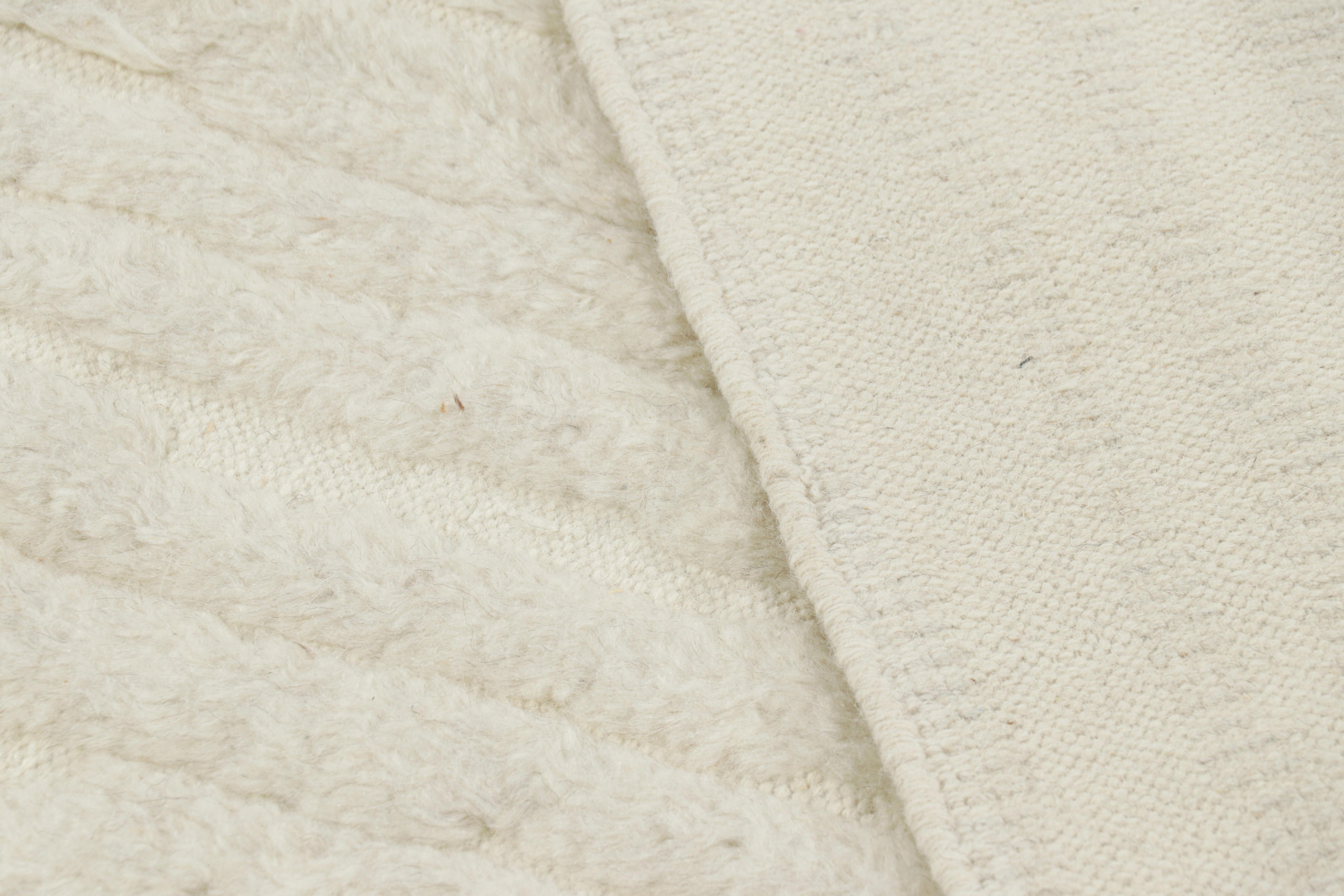 Rug & Kilim's Contemporary-Teppich in Weiß mit High-Low-Streifen (21. Jahrhundert und zeitgenössisch) im Angebot