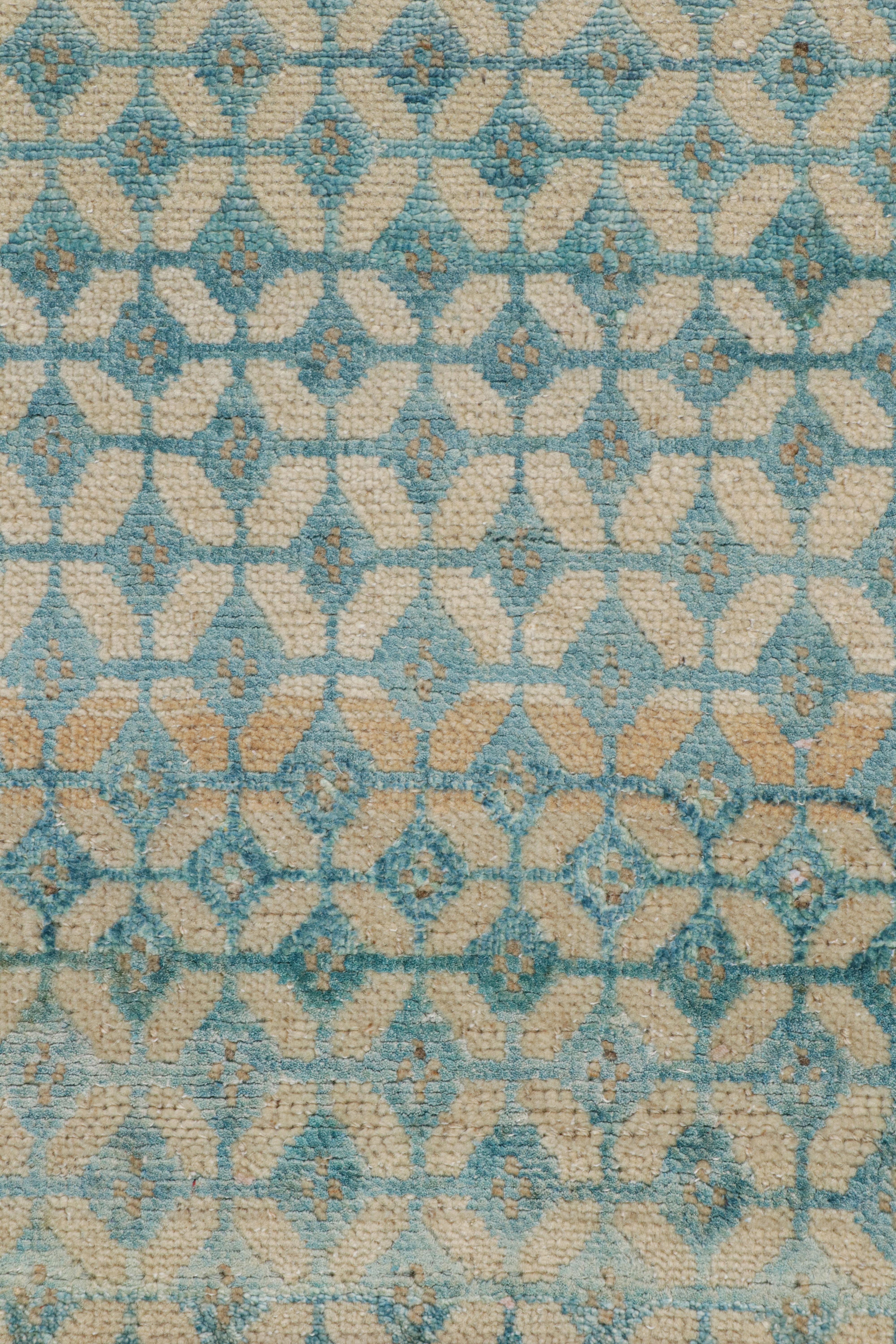 Rug & Kilim's Contemporary-Teppich mit geometrischen Mustern in Beige und Blau (Moderne) im Angebot
