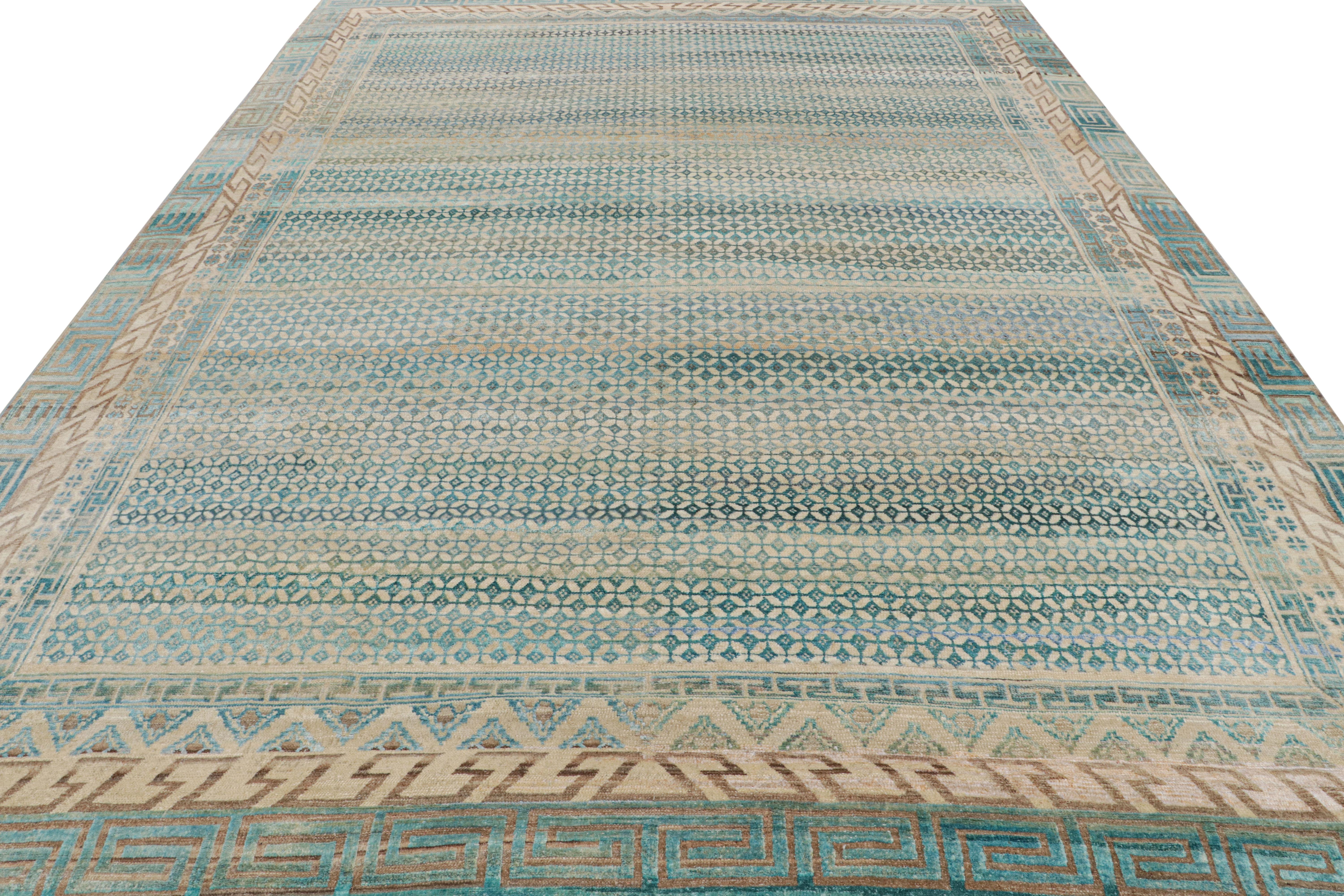 Alfombra contemporánea de Rug & Kilim con motivos geométricos en beige y azul Anudado a mano en venta