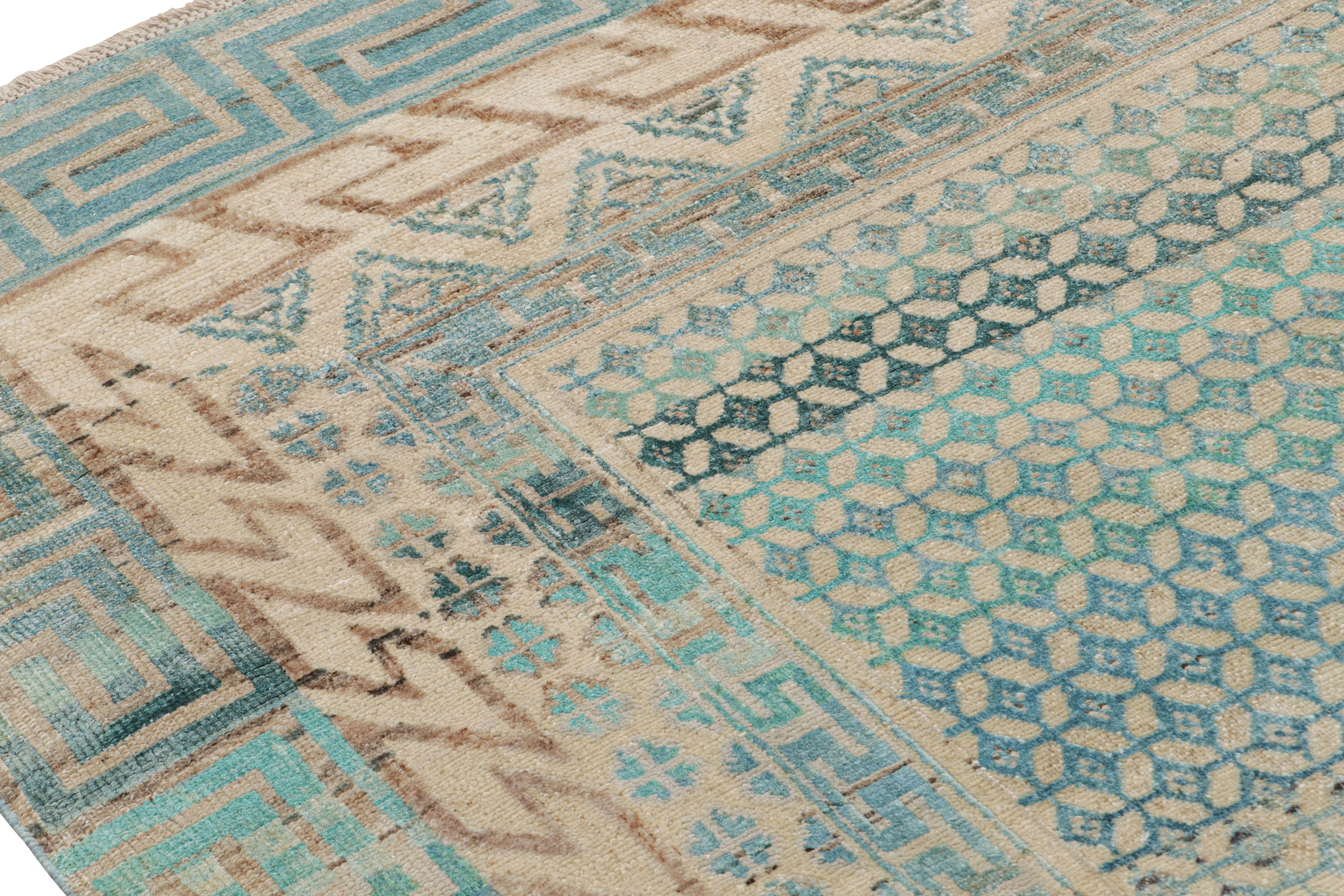 Rug & Kilim's Contemporary-Teppich mit geometrischen Mustern in Beige und Blau im Zustand „Neu“ im Angebot in Long Island City, NY