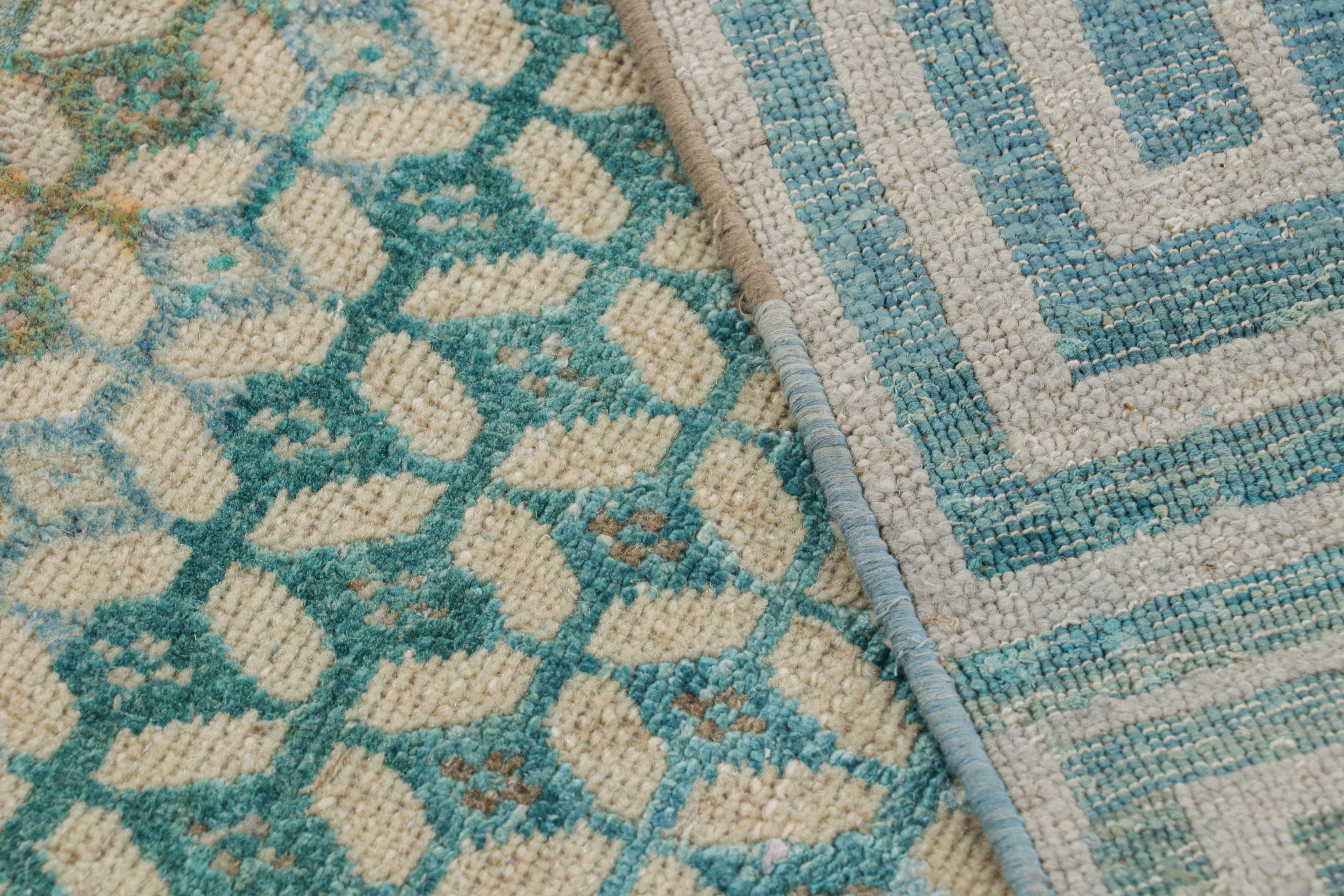 Alfombra contemporánea de Rug & Kilim con motivos geométricos en beige y azul Siglo XXI y contemporáneo en venta