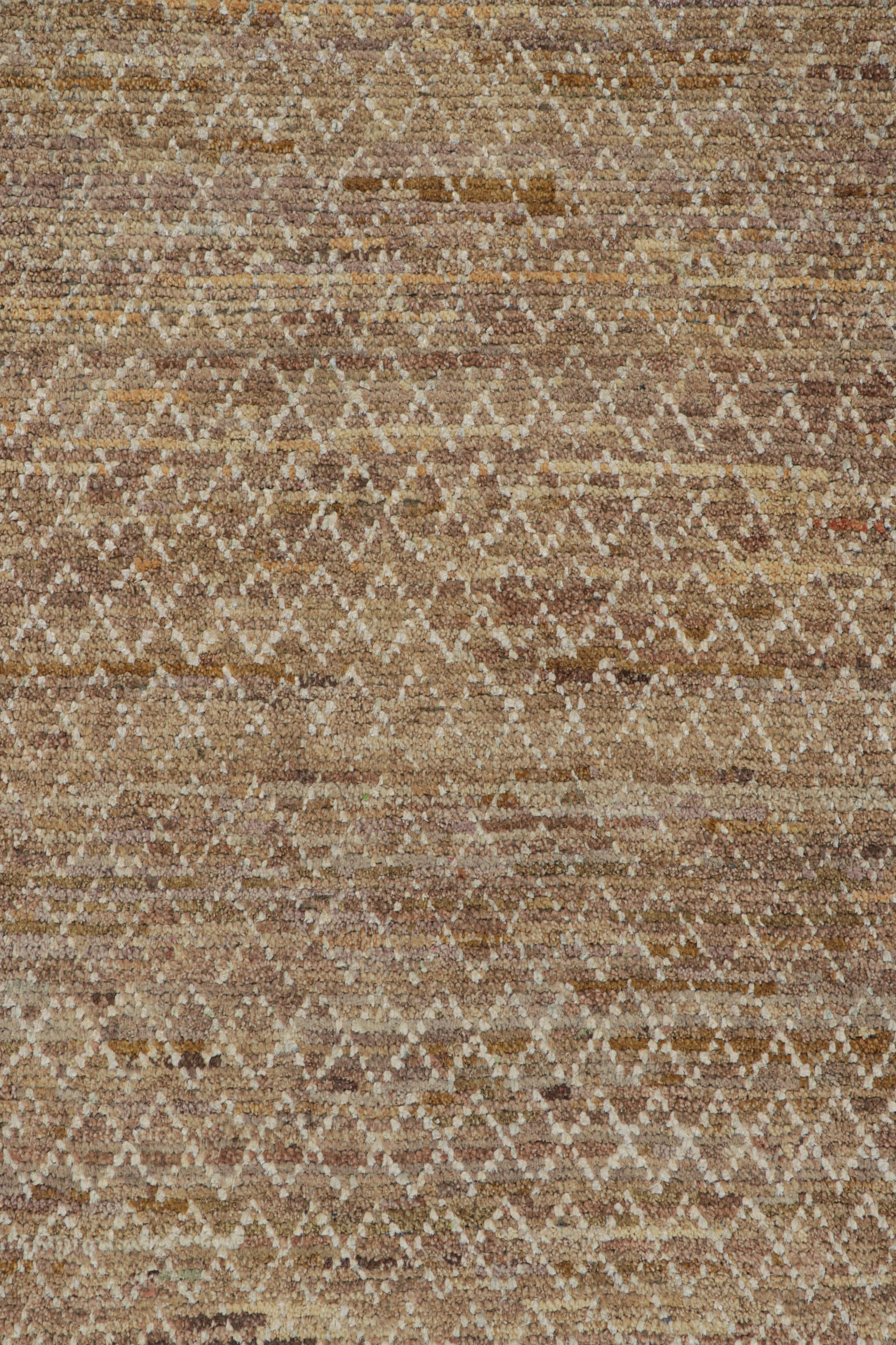 Rug & Kilim's Contemporary-Teppich mit beige-braunen und weißen geometrischen Mustern (Moderne) im Angebot