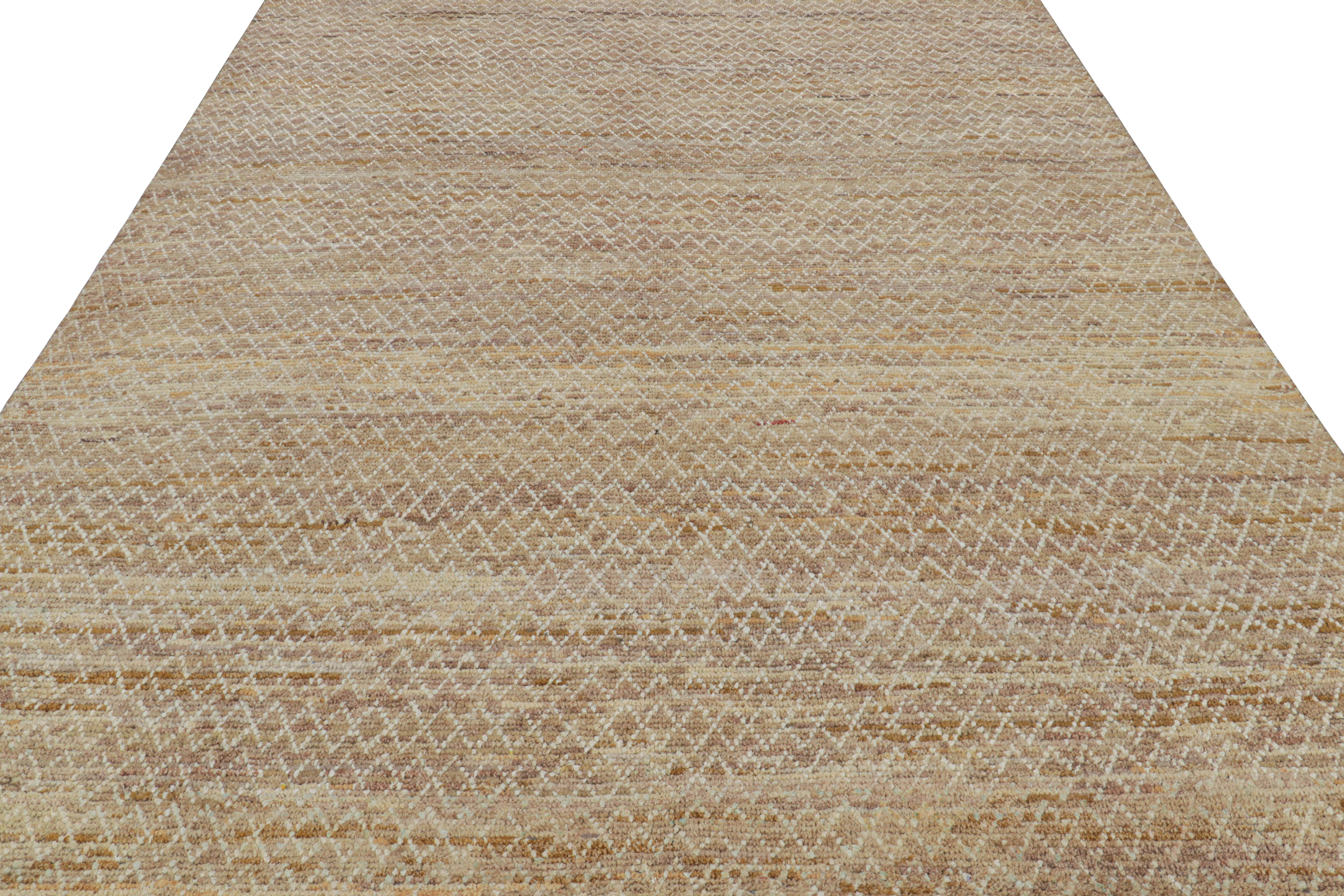 Rug & Kilim's Contemporary-Teppich mit beige-braunen und weißen geometrischen Mustern (Indisch) im Angebot
