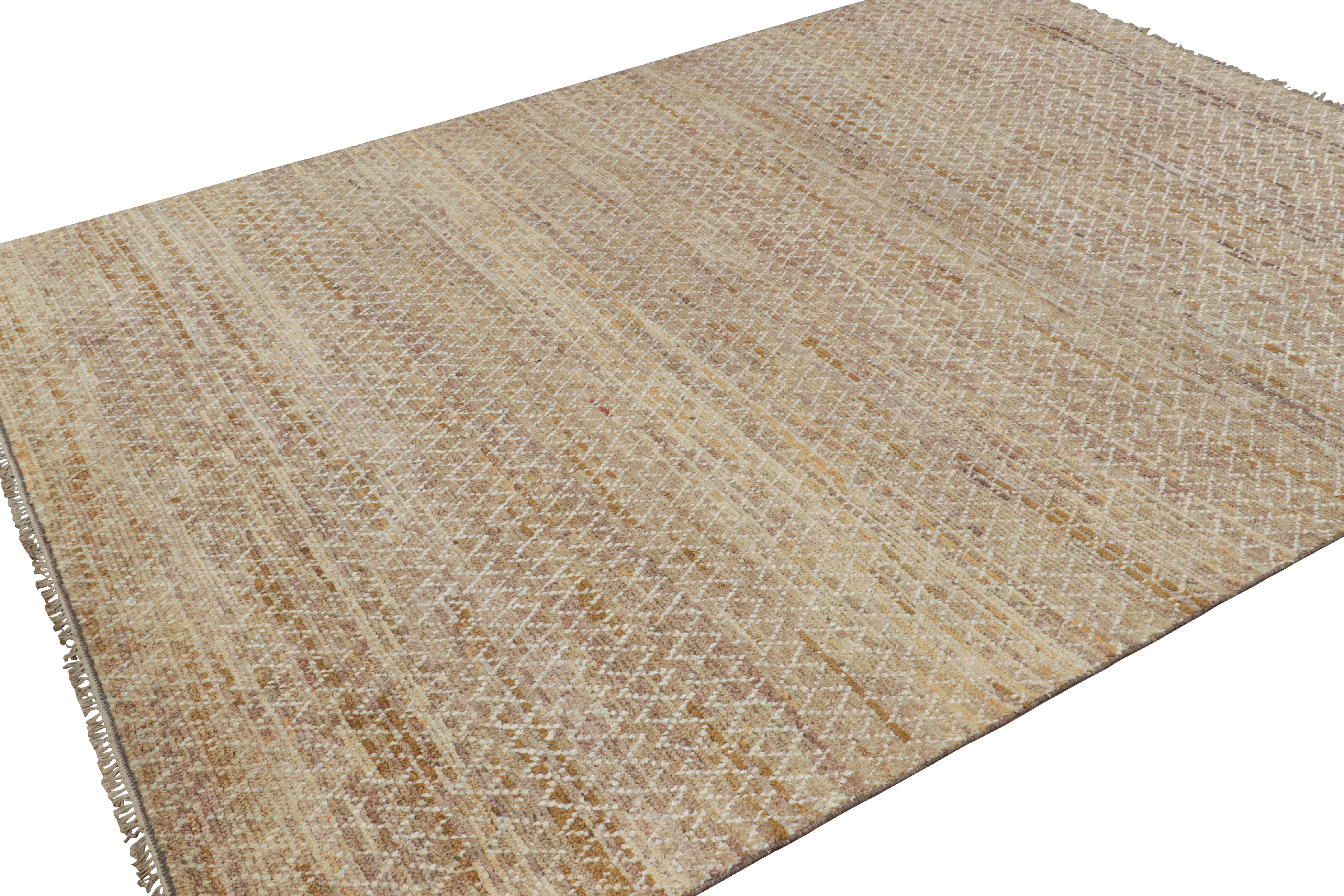 Rug & Kilim's Contemporary-Teppich mit beige-braunen und weißen geometrischen Mustern (Handgeknüpft) im Angebot