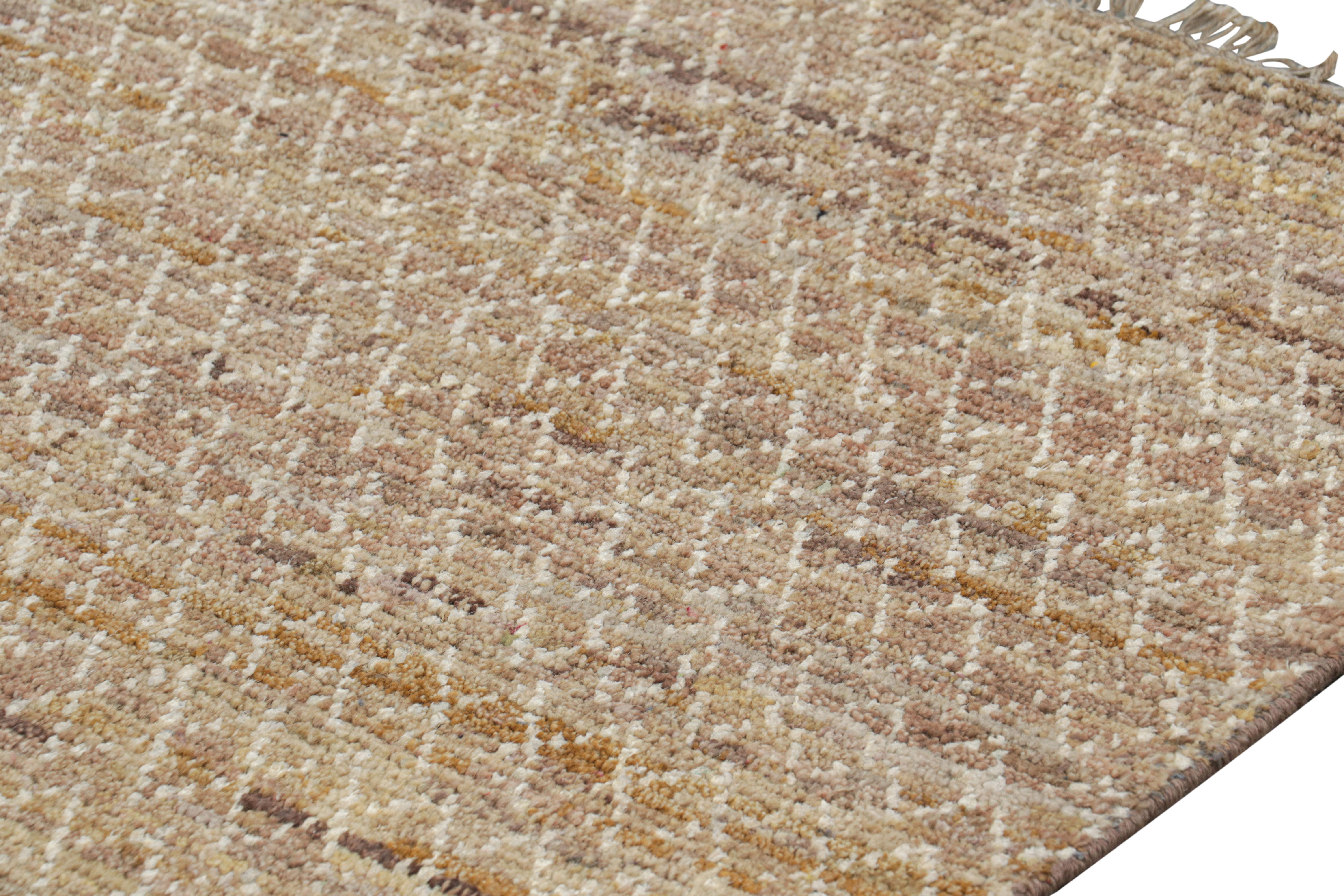 Rug & Kilim's Contemporary-Teppich mit beige-braunen und weißen geometrischen Mustern im Zustand „Neu“ im Angebot in Long Island City, NY