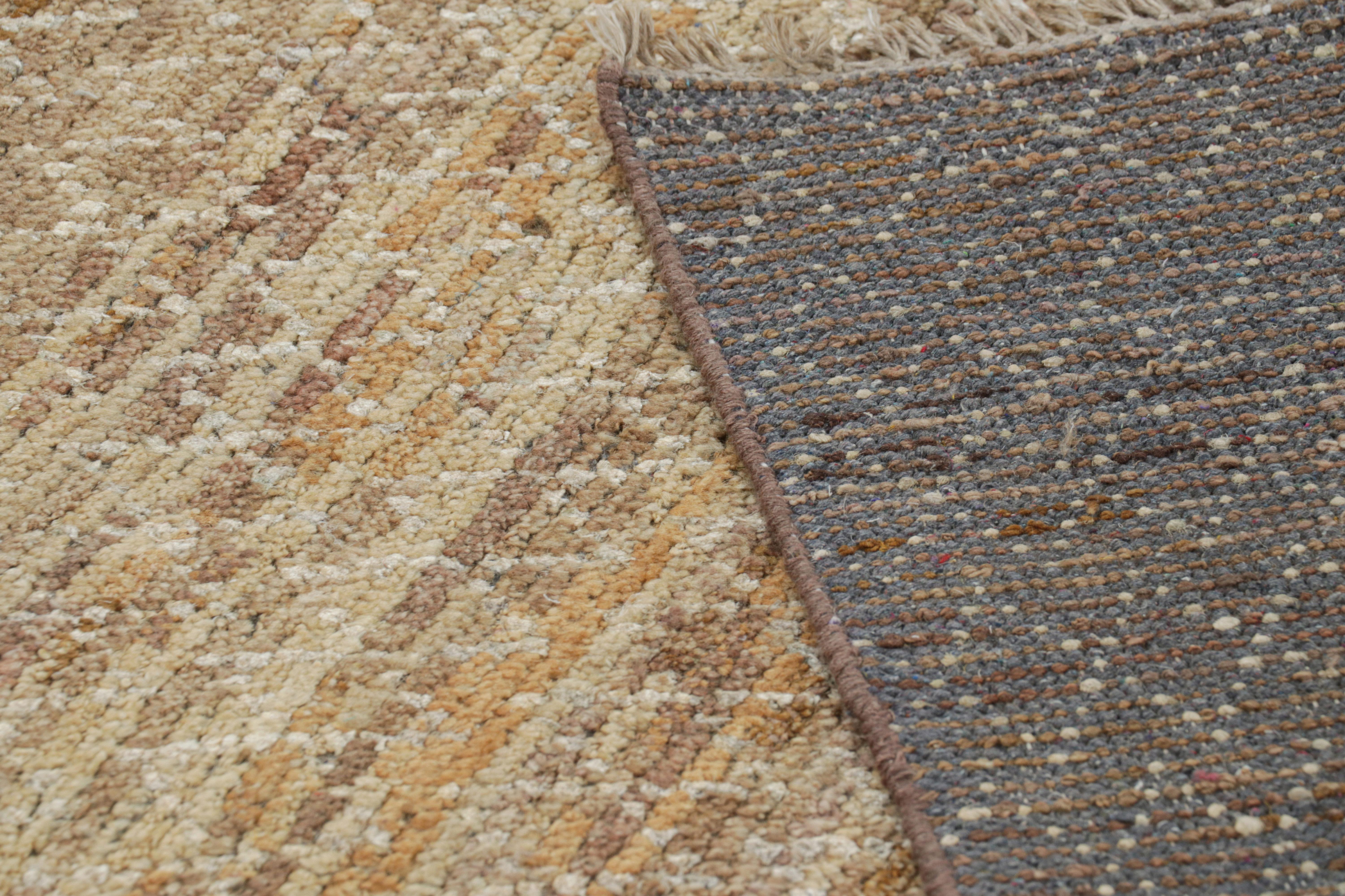 Rug & Kilim's Contemporary-Teppich mit beige-braunen und weißen geometrischen Mustern (21. Jahrhundert und zeitgenössisch) im Angebot