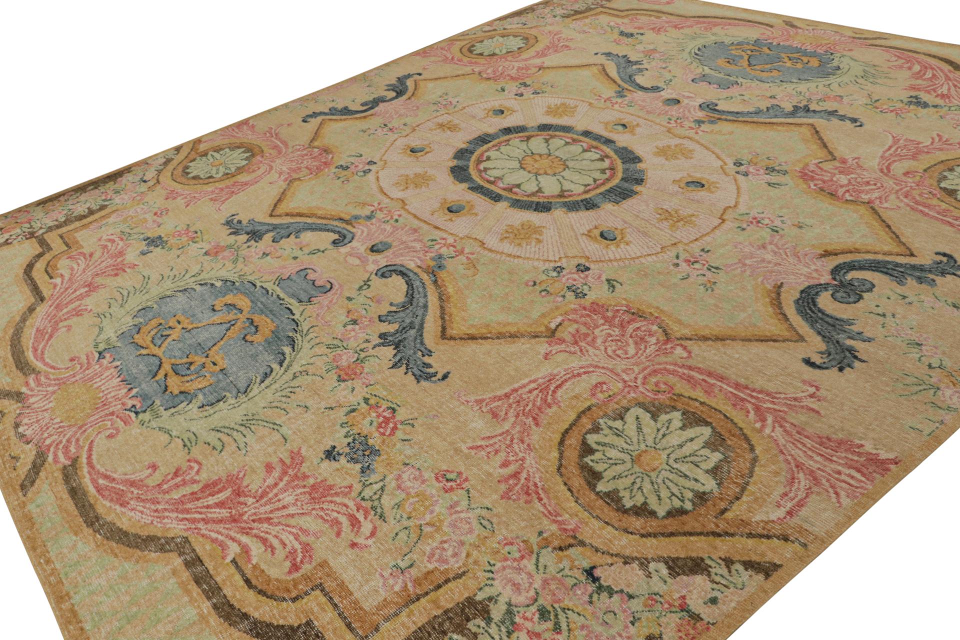 Dieser 12x15 große Teppich ist eine kühne Neuheit in der Homage Collection'S von Rug & Kilim. Dieses aus Wolle handgeknüpfte Stück zeigt geometrische Blumenmuster in leuchtenden Grün-, Blau-, Rosa- und Beige-Braun-Tönen. 

Über das Design: 

Man