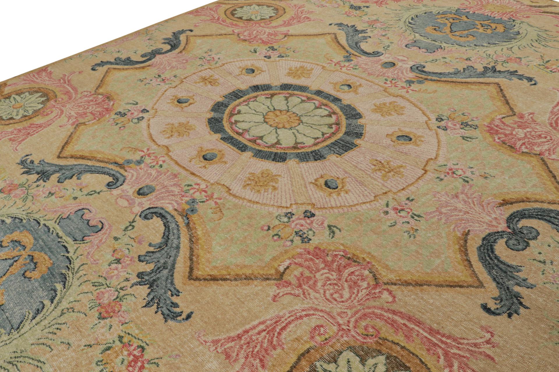 Rug & Kilim's Contemporary Teppich mit Blumenmustern in Grün, Blau und Rosa (Indisch) im Angebot