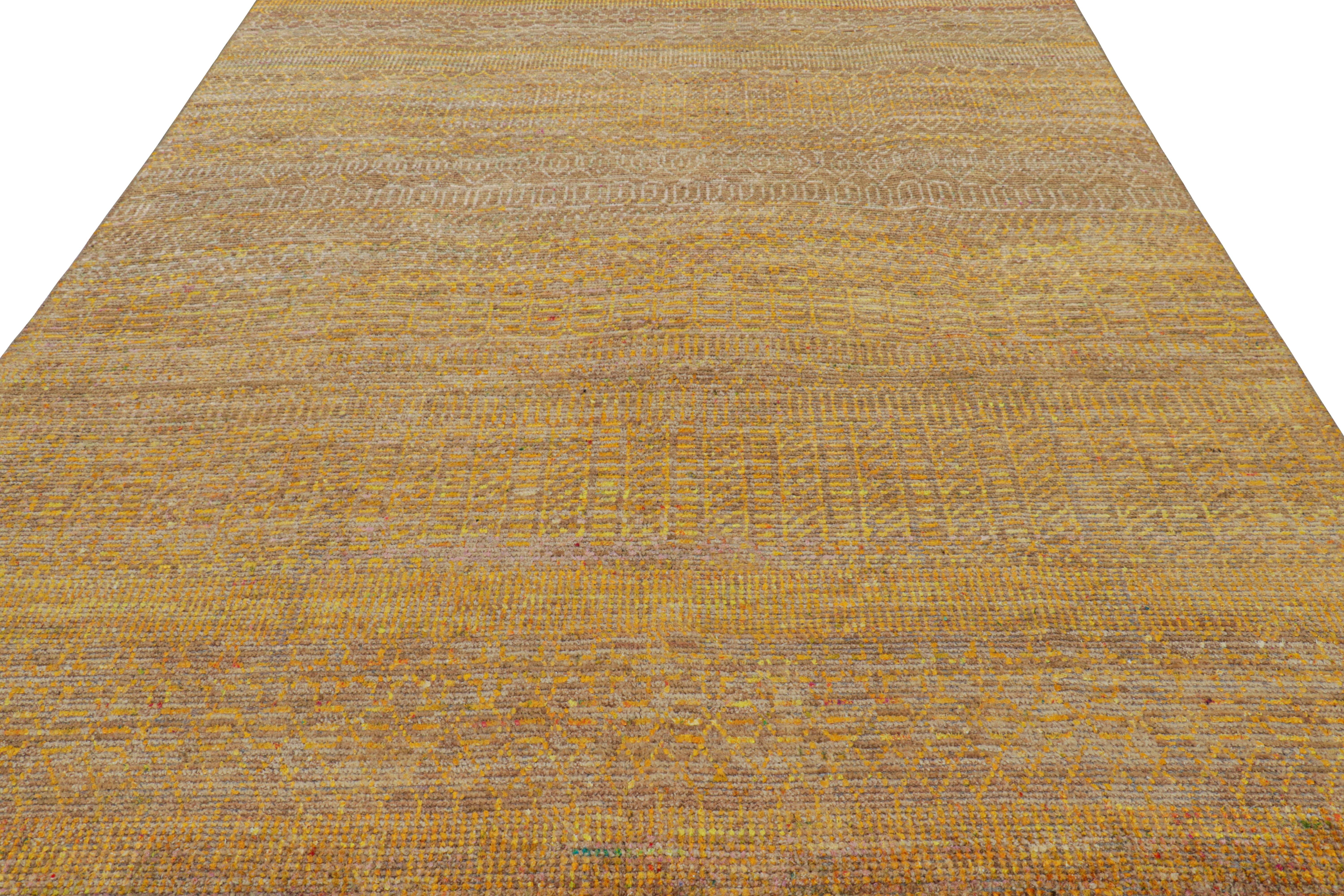 Alfombra contemporánea de Rug & Kilim con rayas doradas y motivos geométricos Indio en venta