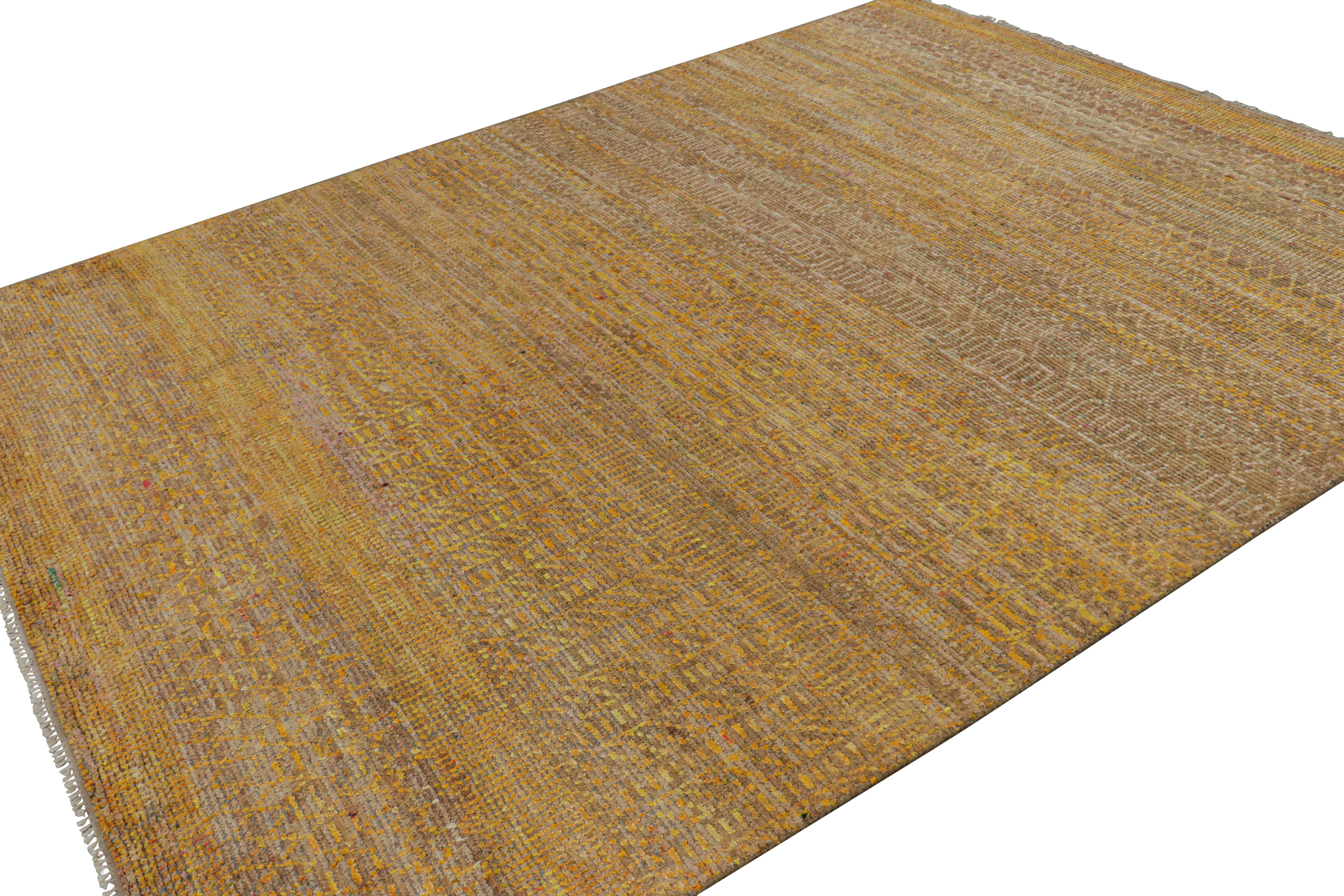 Alfombra contemporánea de Rug & Kilim con rayas doradas y motivos geométricos Anudado a mano en venta