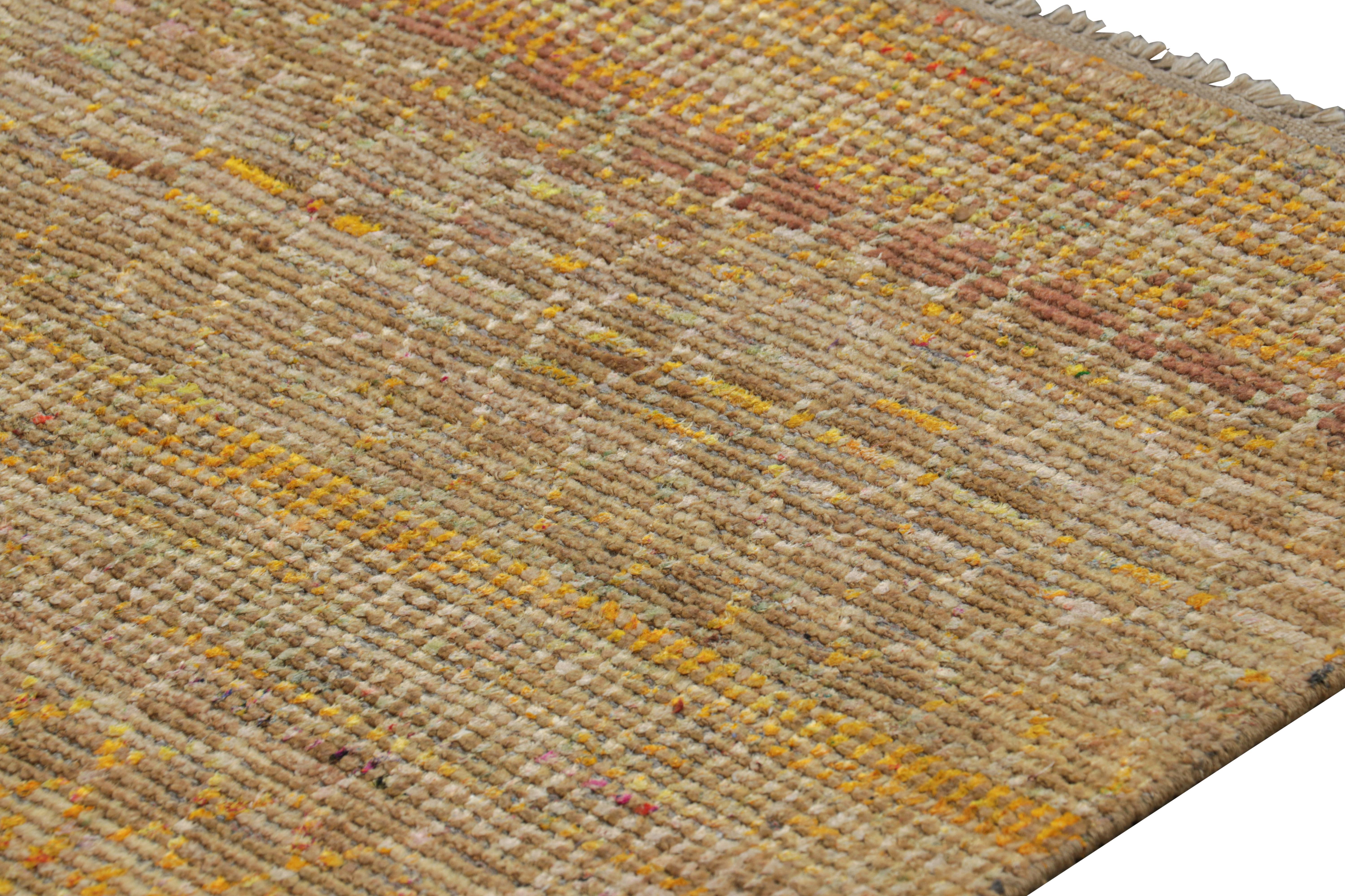 Alfombra contemporánea de Rug & Kilim con rayas doradas y motivos geométricos en Nuevo estado para la venta en Long Island City, NY