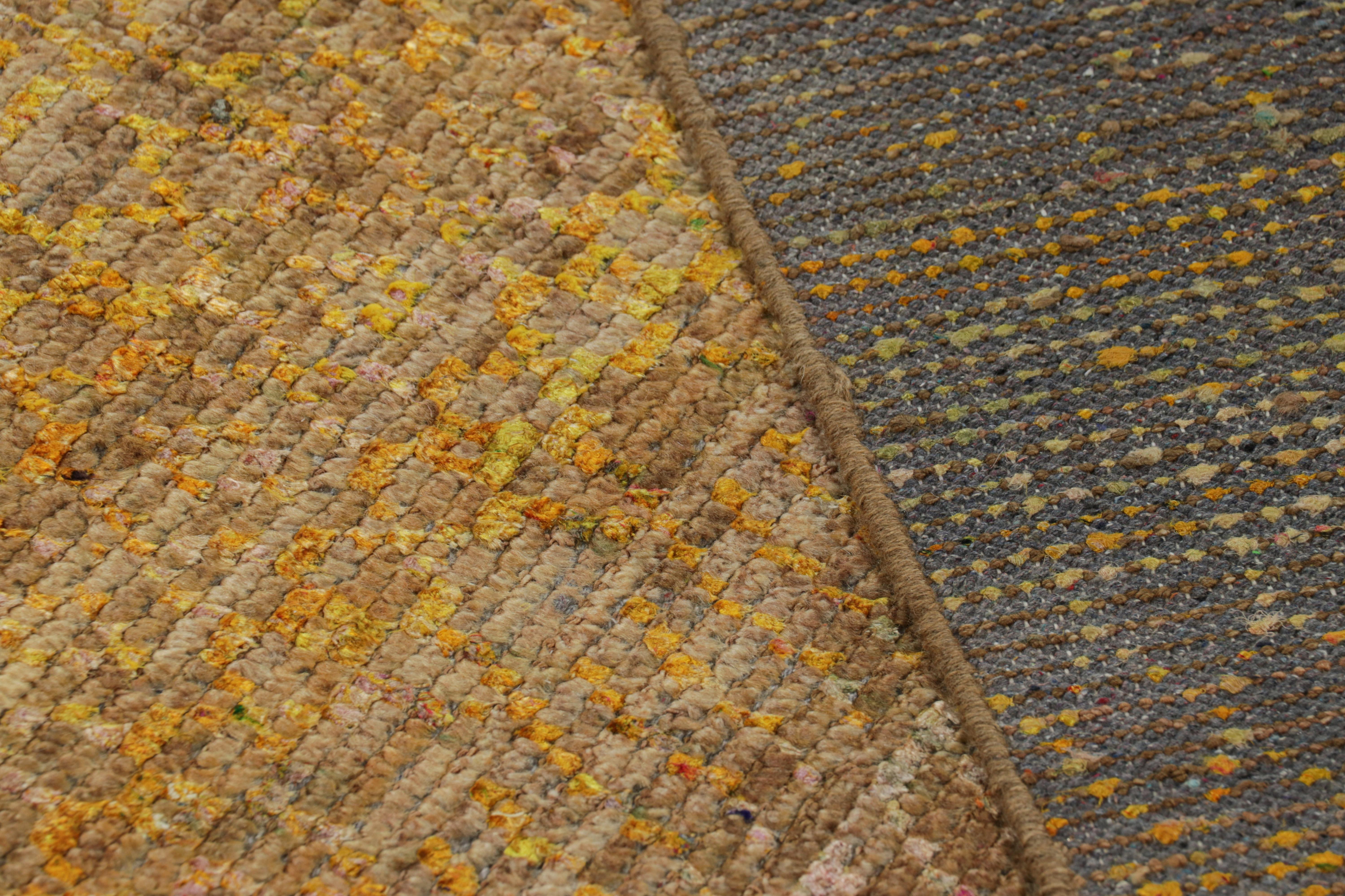 Alfombra contemporánea de Rug & Kilim con rayas doradas y motivos geométricos Lana en venta