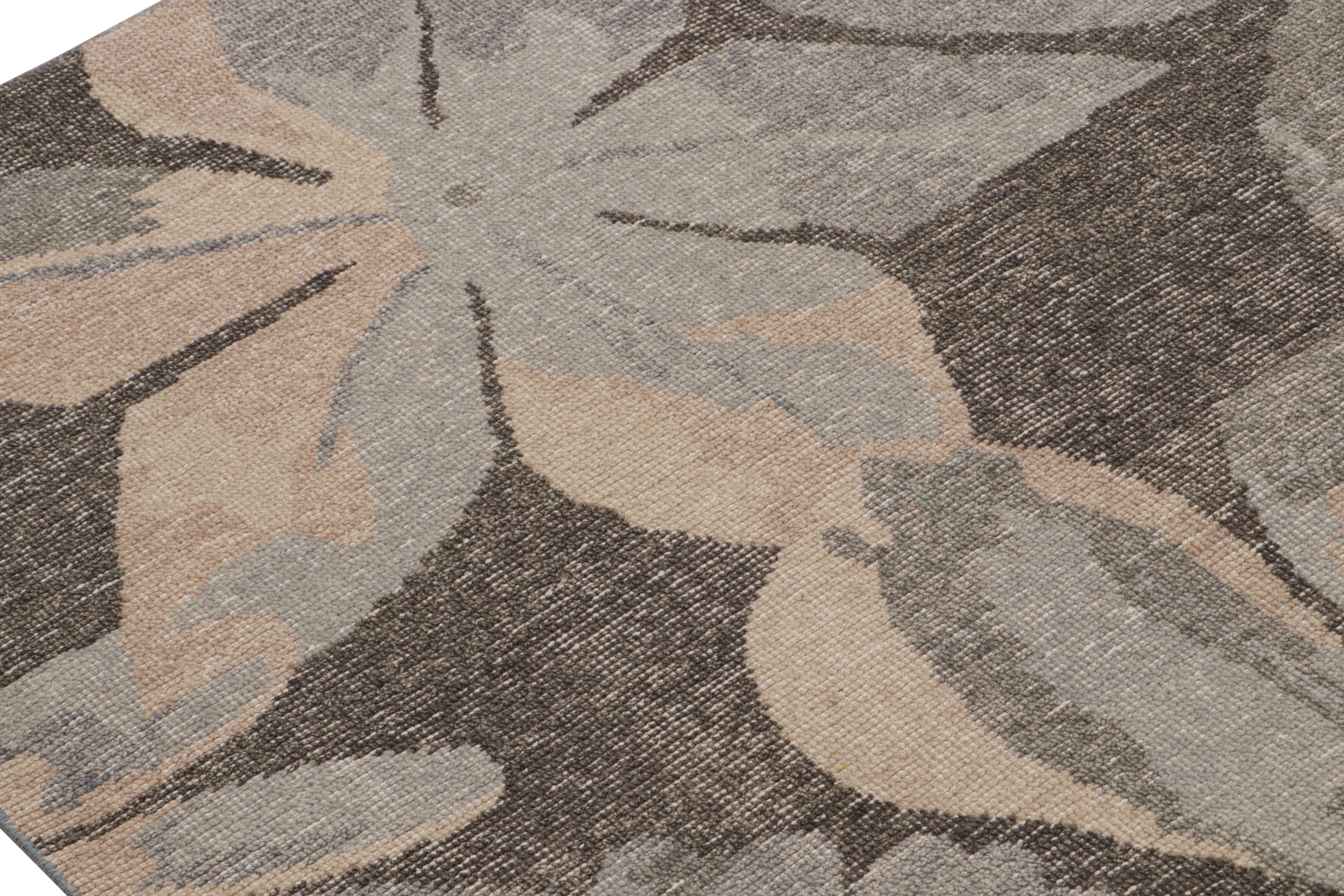 Annodato a mano Rug & Kilim: Tappeto contemporaneo con motivi floreali grigi, blu e oro in vendita