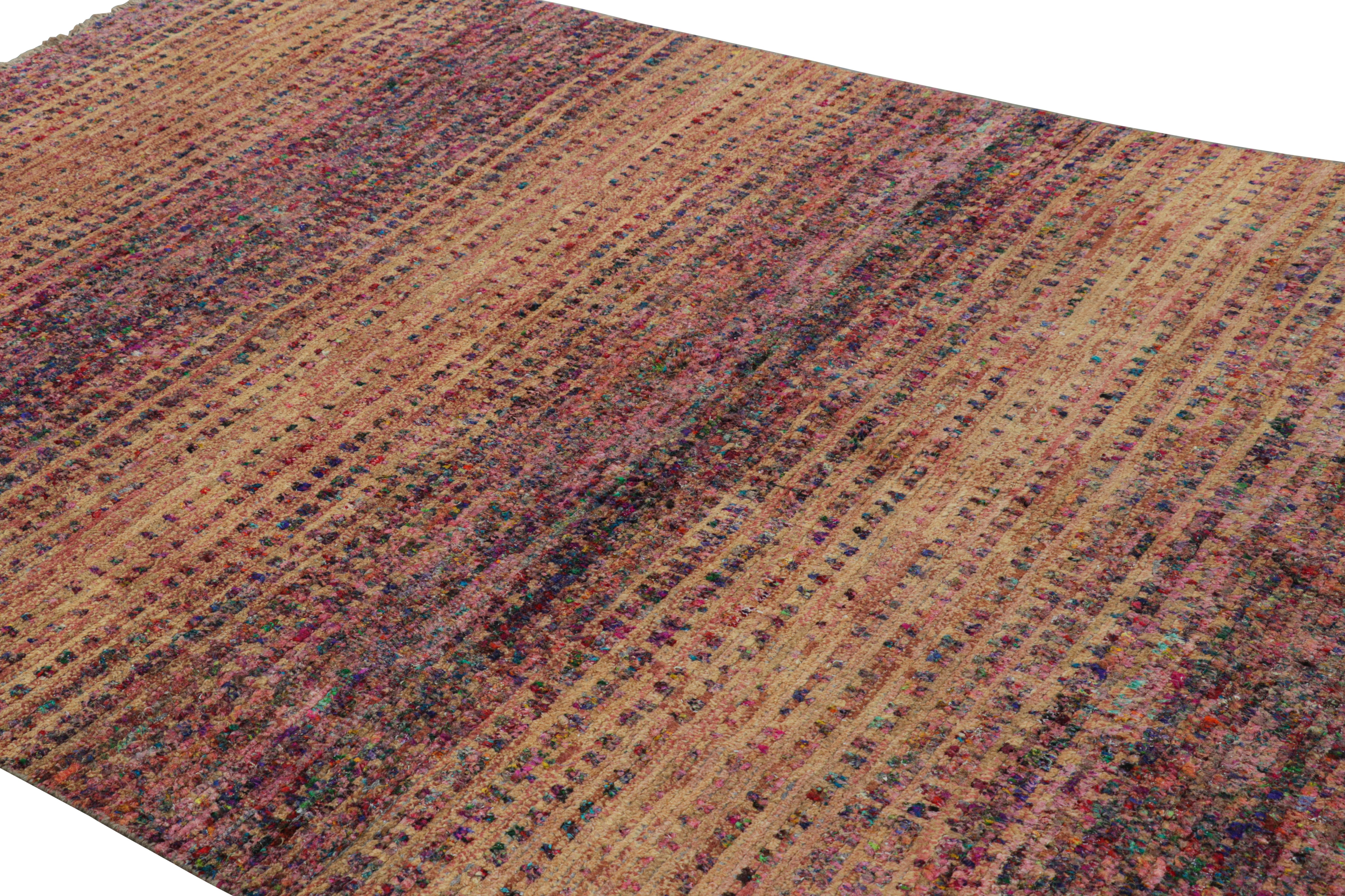 Moderno Rug & Kilim: un tappeto contemporaneo con motivi geometrici policromatici e striature in vendita
