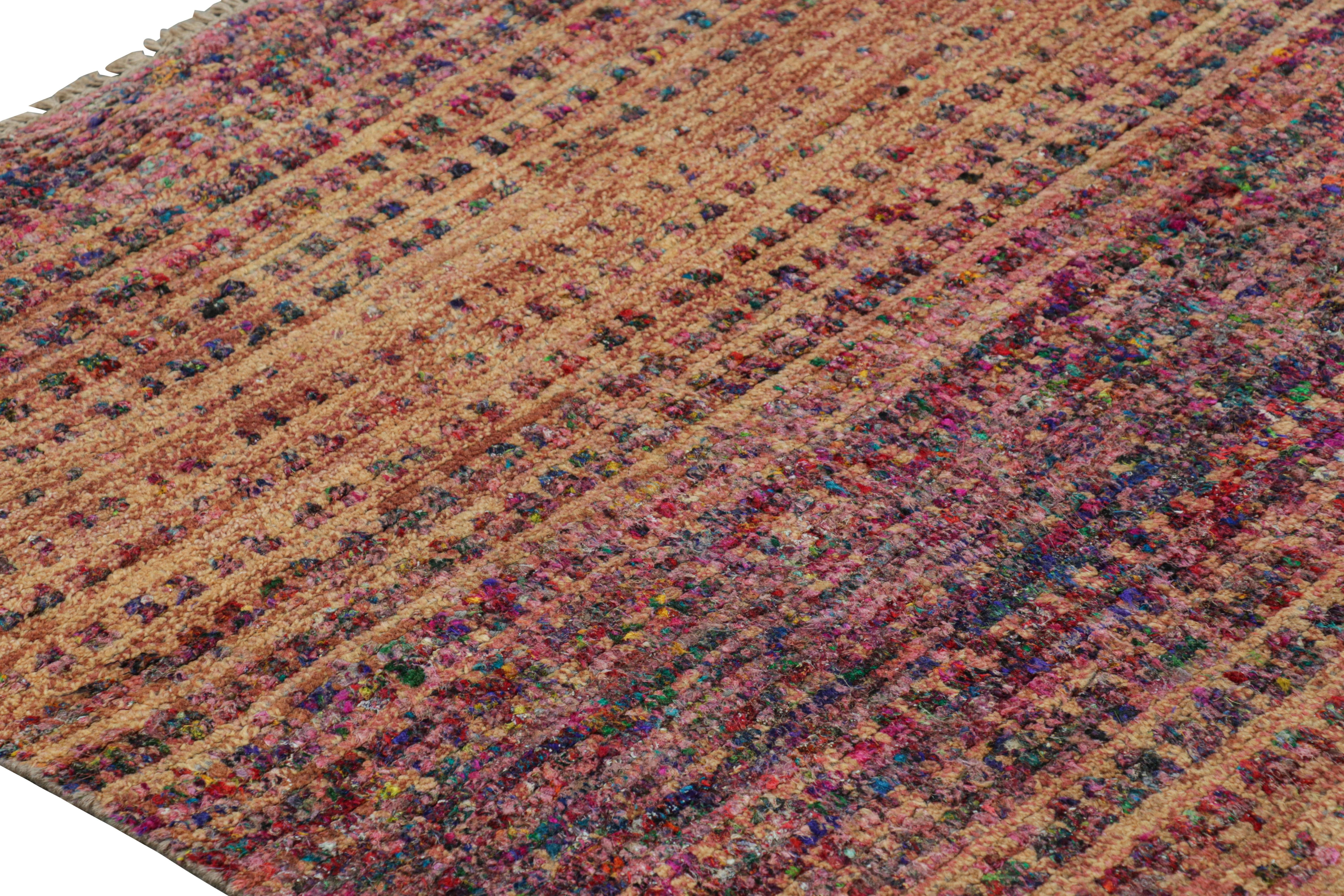Indiano Rug & Kilim: un tappeto contemporaneo con motivi geometrici policromatici e striature in vendita