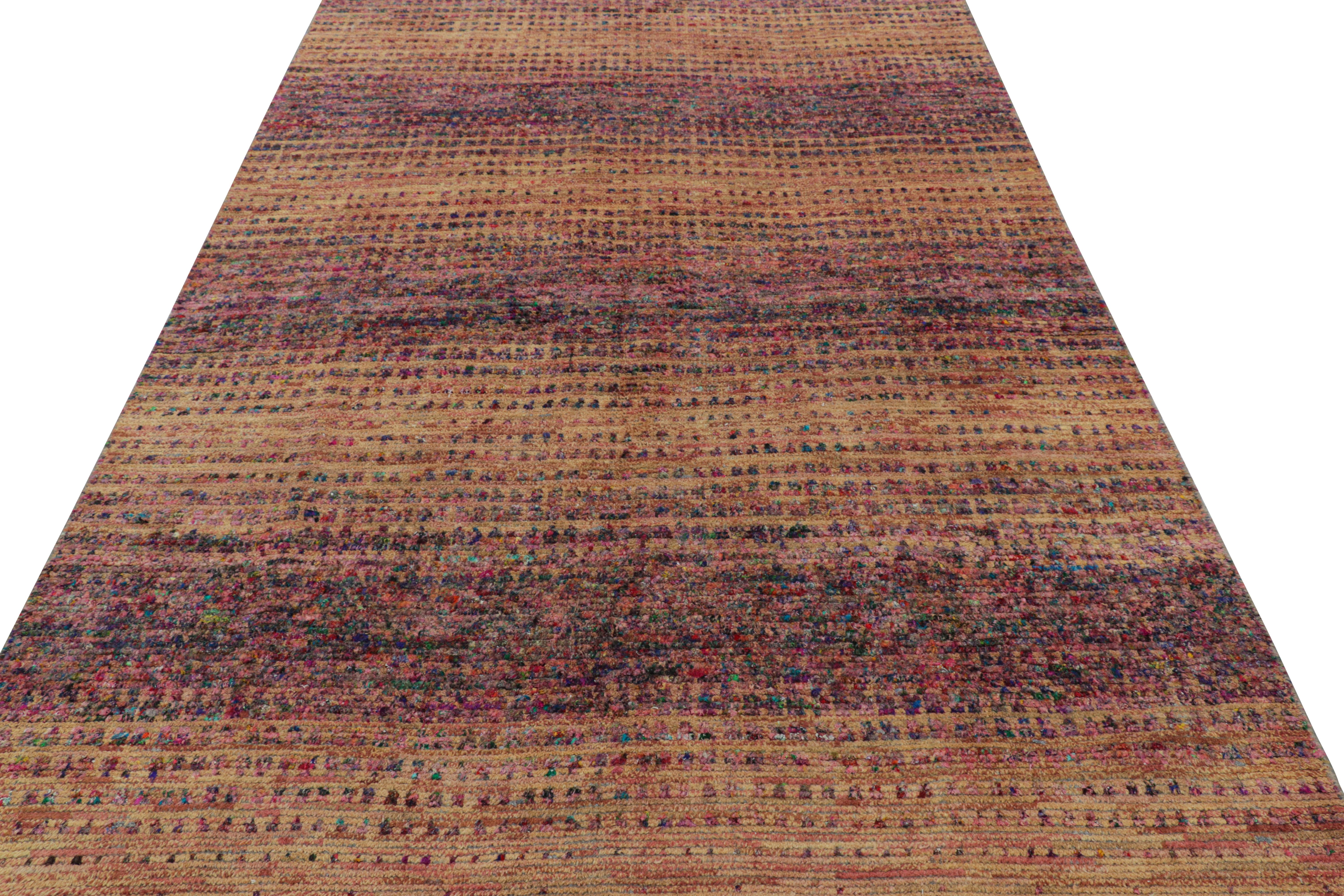 Annodato a mano Rug & Kilim: un tappeto contemporaneo con motivi geometrici policromatici e striature in vendita