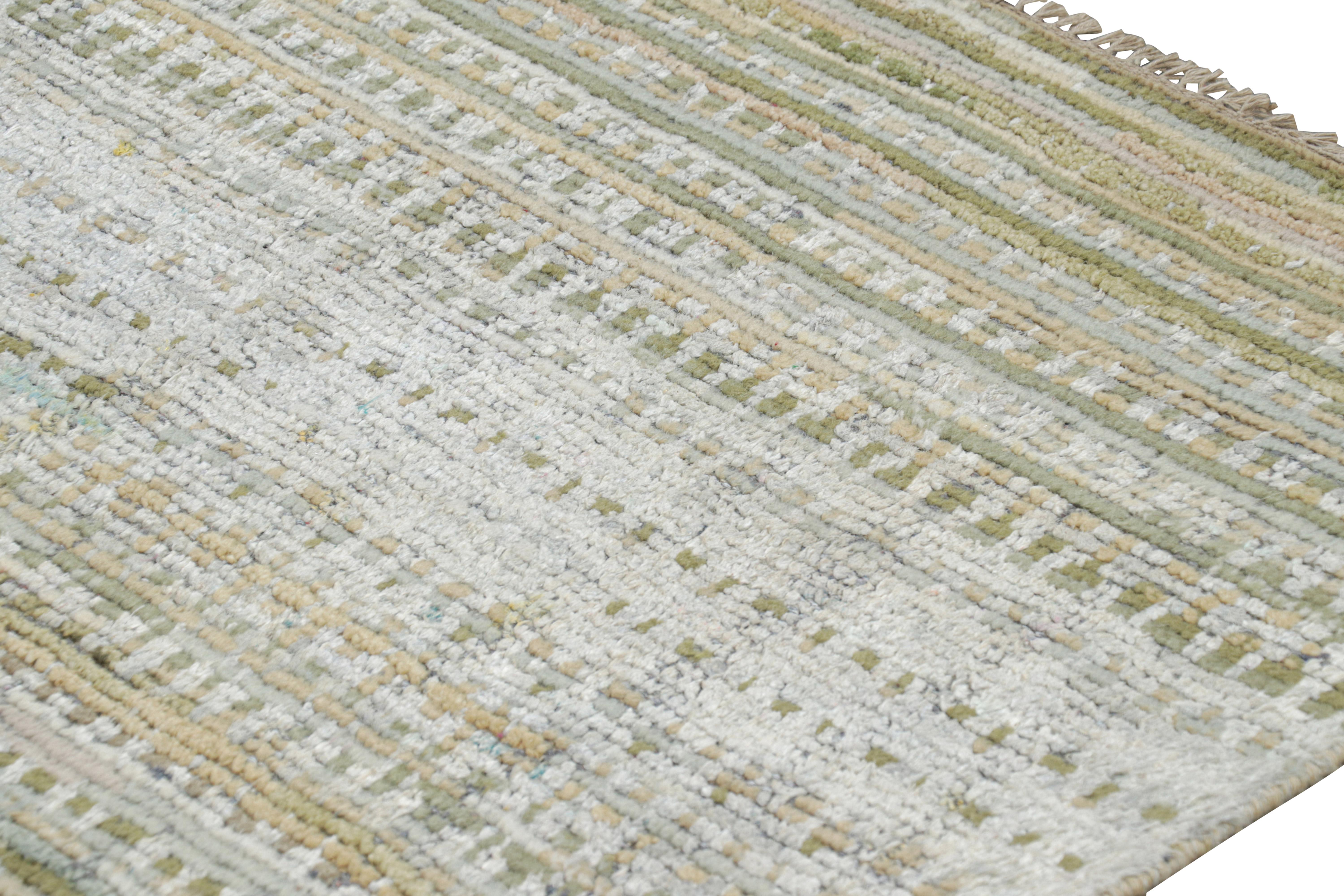 Moderno Rug & Kilim: un tappeto contemporaneo con strisce policromatiche e motivi geometrici in vendita