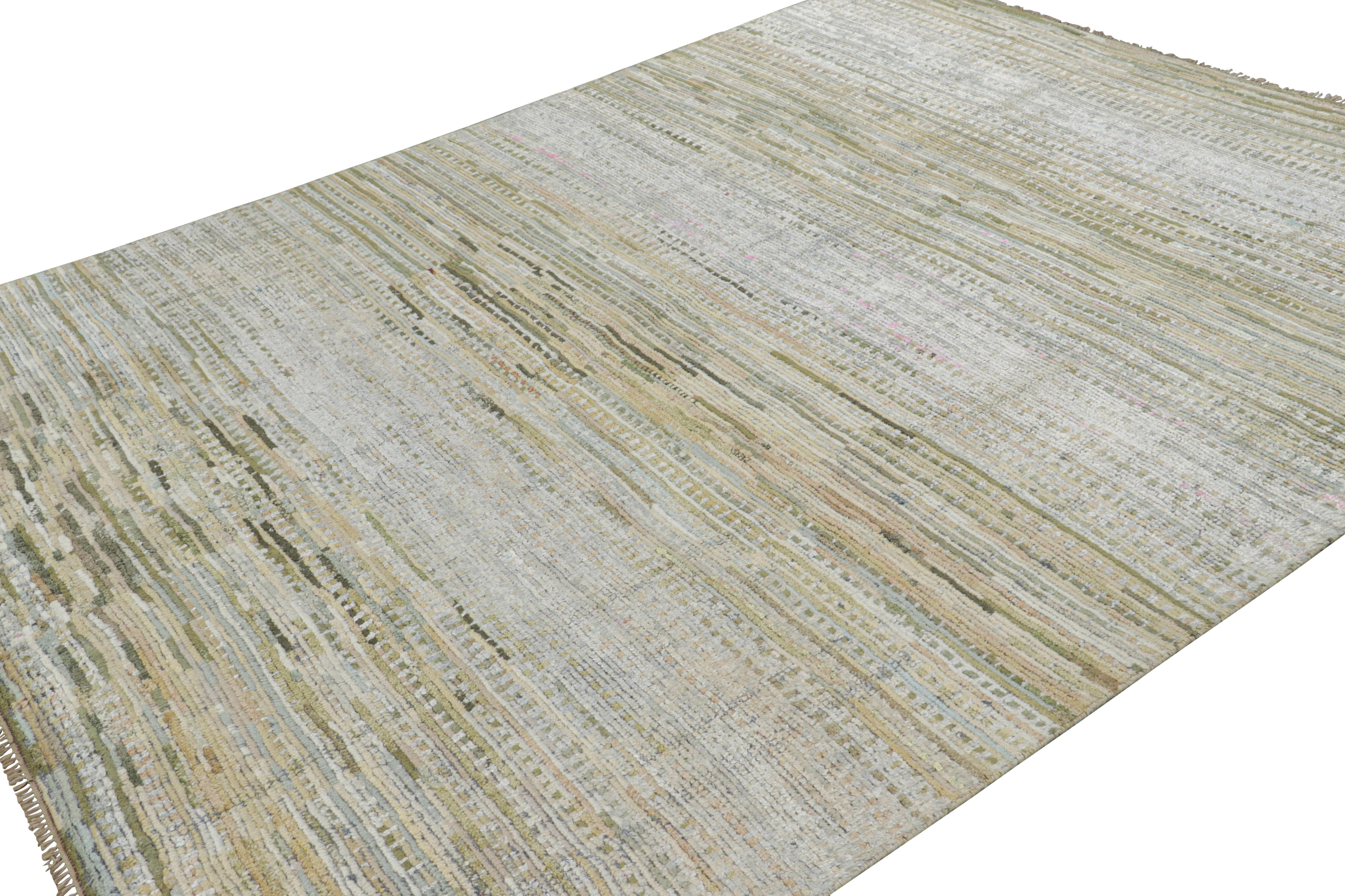 Annodato a mano Rug & Kilim: un tappeto contemporaneo con strisce policromatiche e motivi geometrici in vendita
