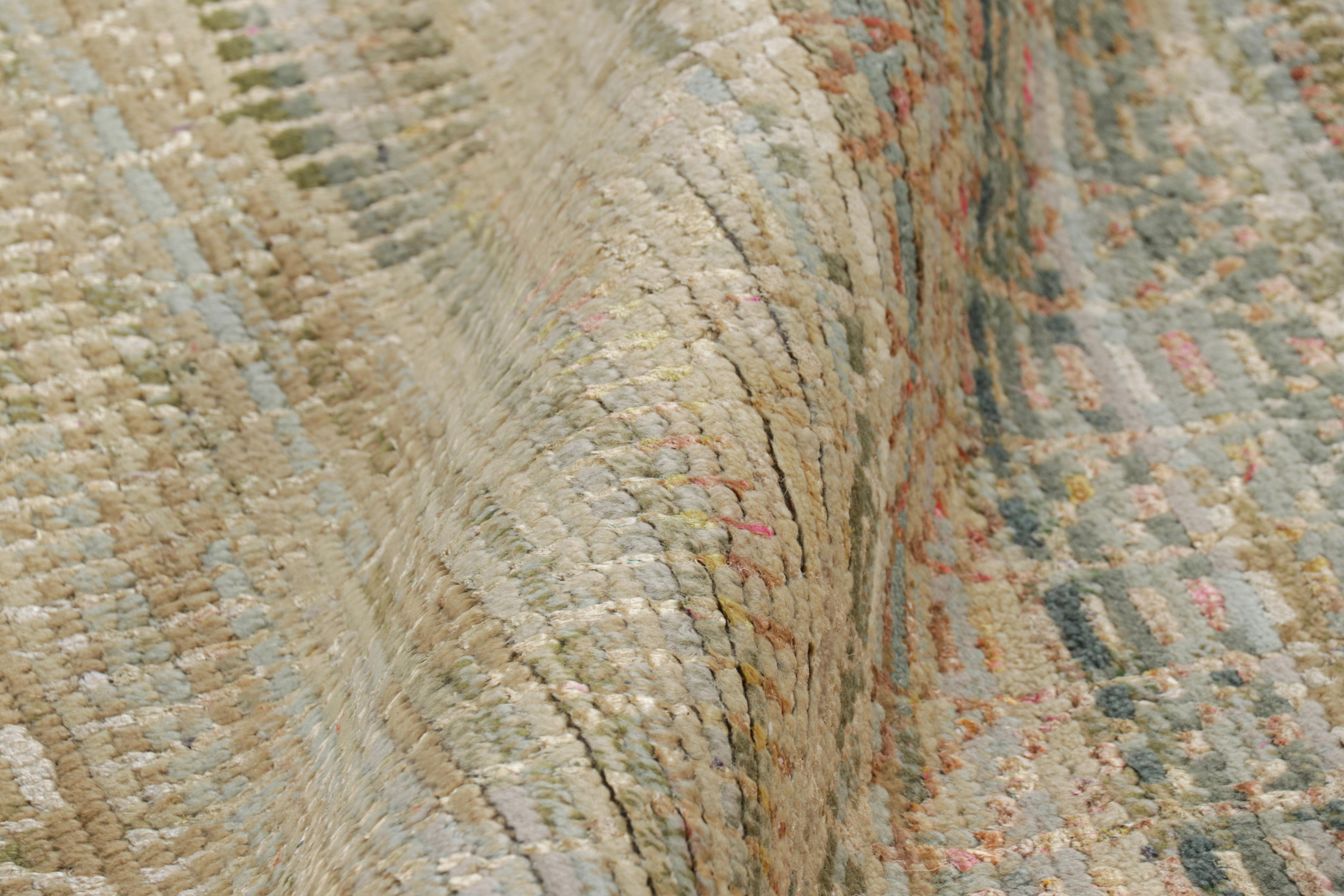 Alfombra contemporánea de Rug & Kilim con rayas policromáticas y motivos geométricos Siglo XXI y contemporáneo en venta