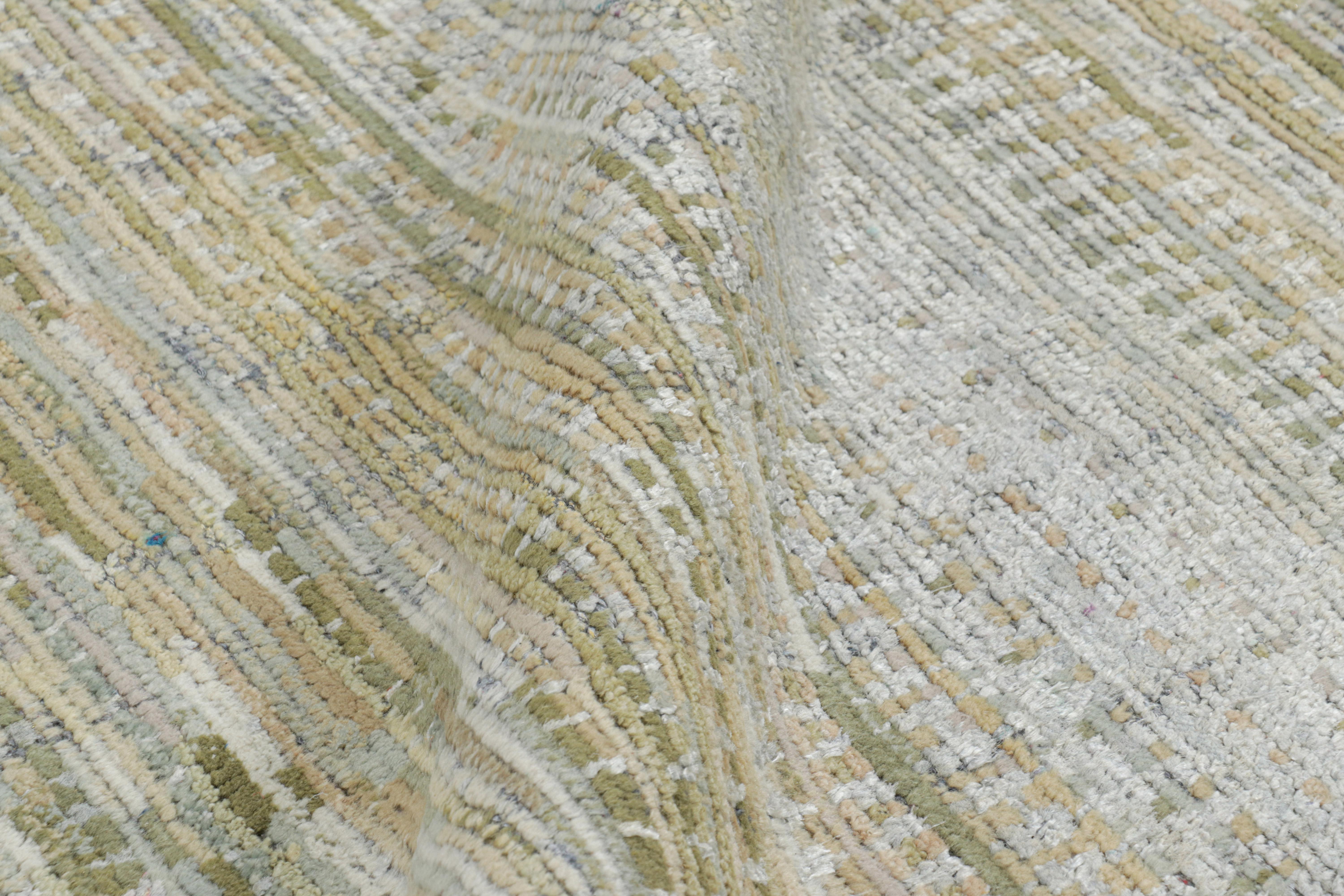 XXI secolo e contemporaneo Rug & Kilim: un tappeto contemporaneo con strisce policromatiche e motivi geometrici in vendita