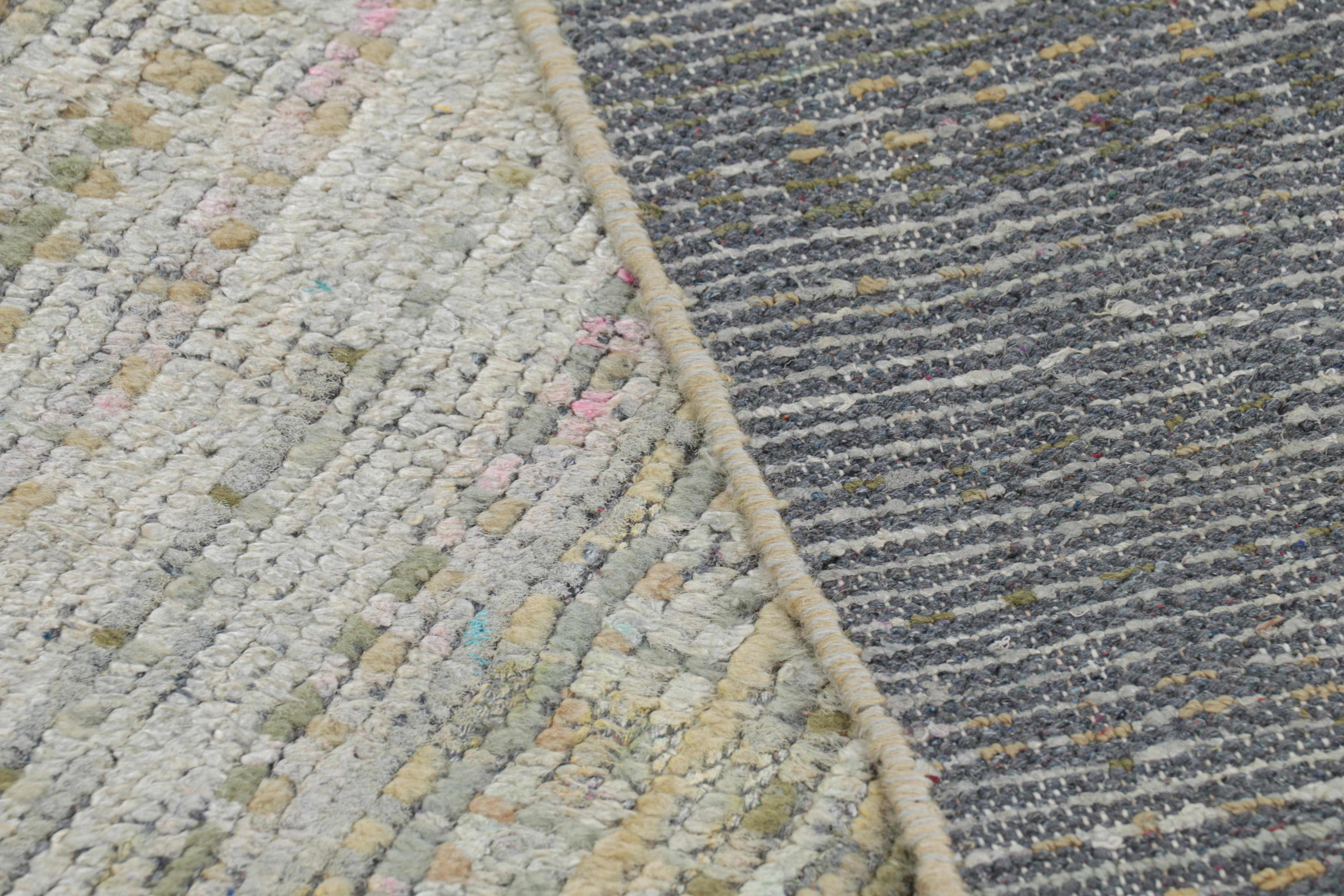 Lana Rug & Kilim: un tappeto contemporaneo con strisce policromatiche e motivi geometrici in vendita