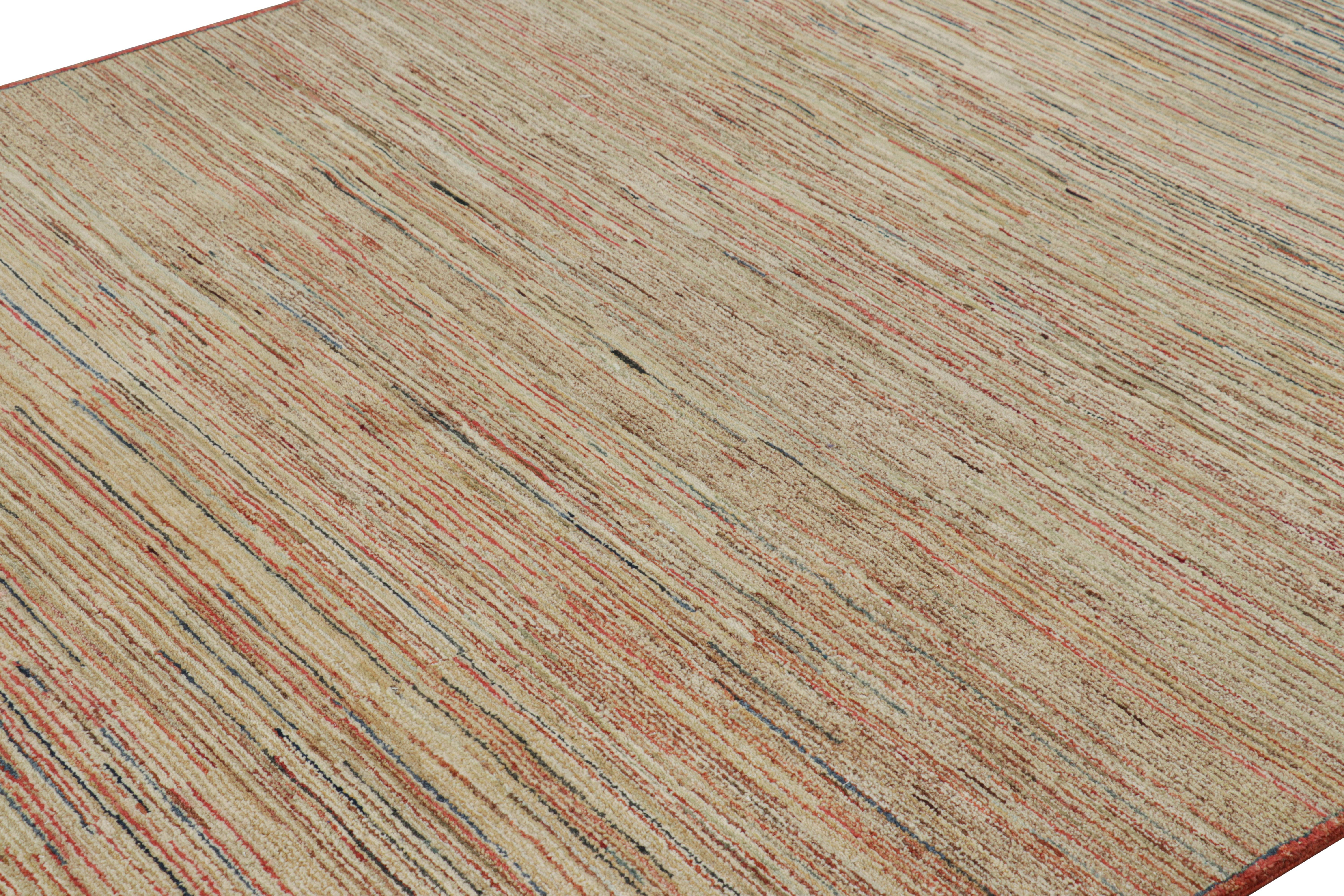 Dieser handgeknüpfte Wollteppich im Format 6x10 ist eine aufregende Neuheit in der Modern Collection'S von Rug & Kilim. Er besticht durch seine beeindruckende Farbpalette und sein einzigartiges Spiel mit Streifen und Schlieren, das auf Bewegung