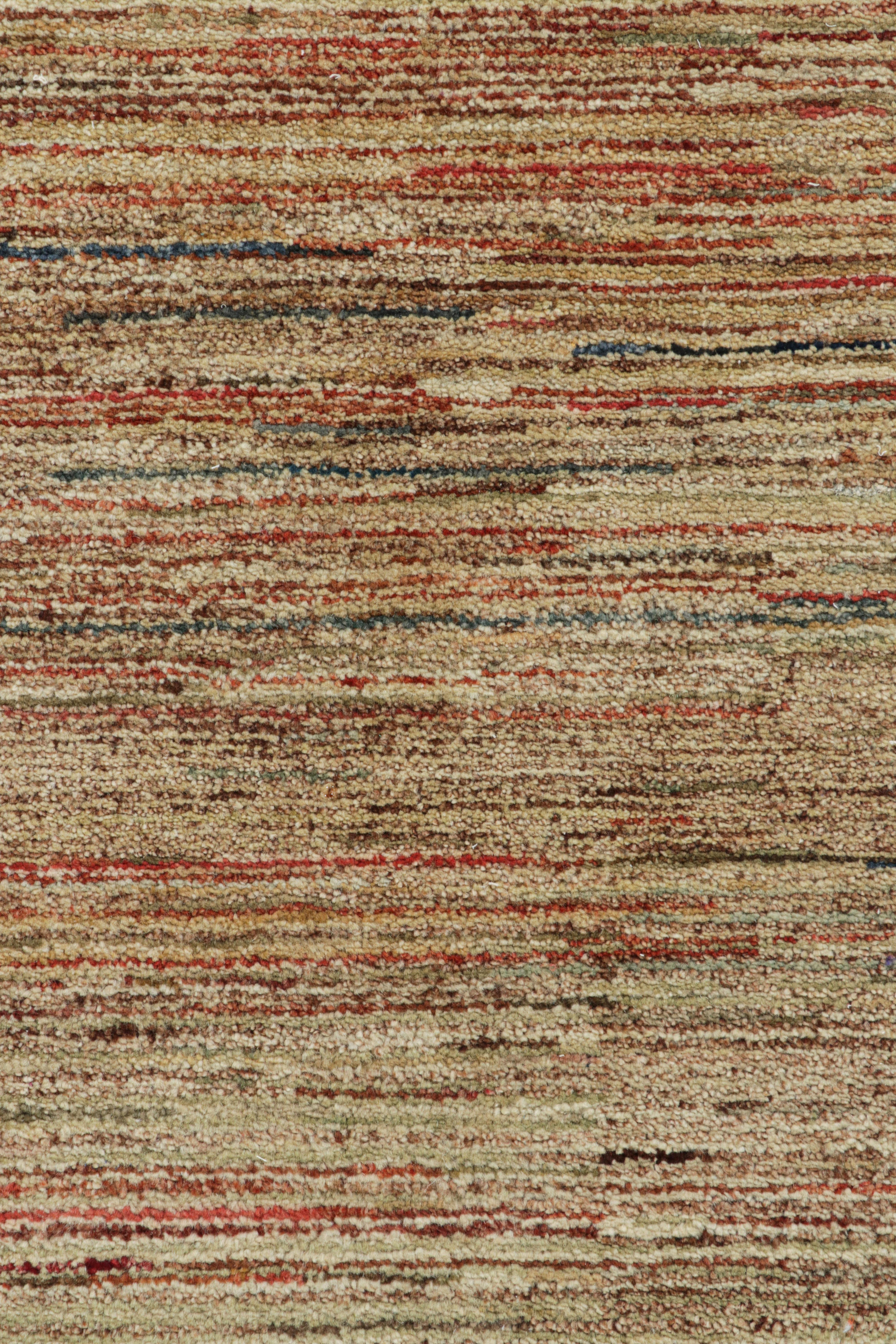 Rug & Kilim's Contemporary Teppich mit polychromen Streifen und Schlieren (Moderne) im Angebot