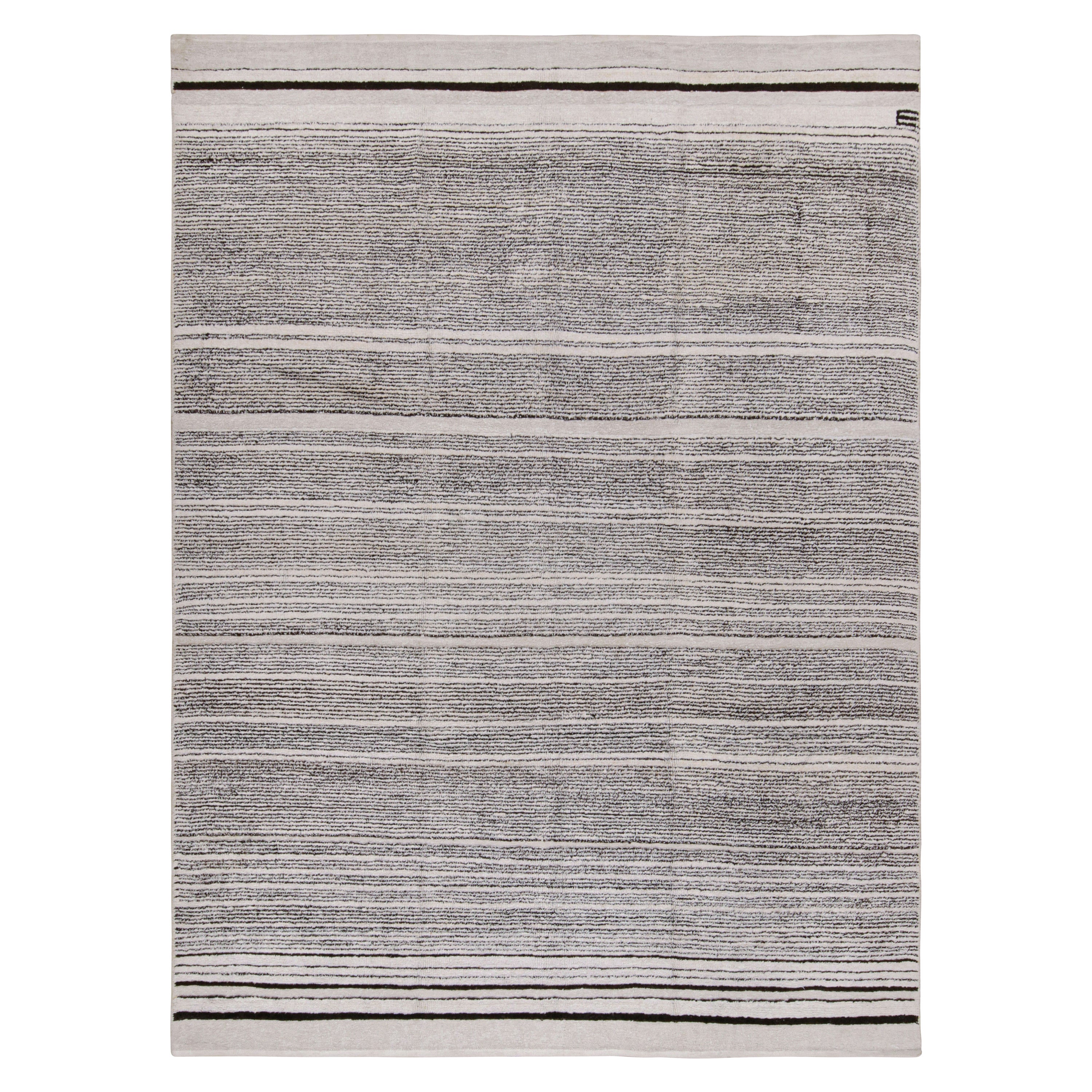 Rug & Kilim è un tappeto contemporaneo con strisce bianche e nere e sfumature "Sky". in vendita