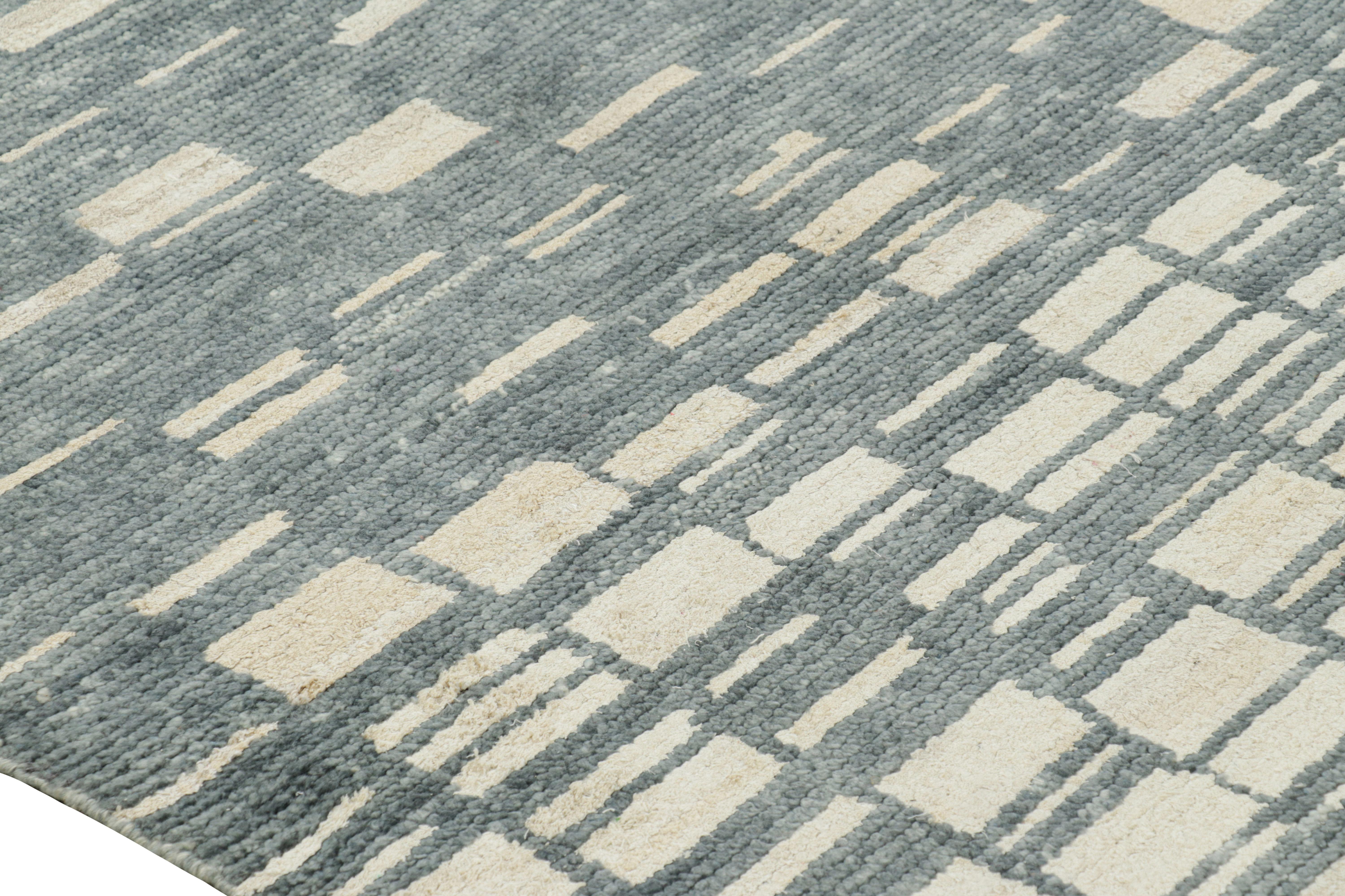 Moderno Rug & Kilim: Tappeto contemporaneo con motivi geometrici bianchi e grigi in vendita