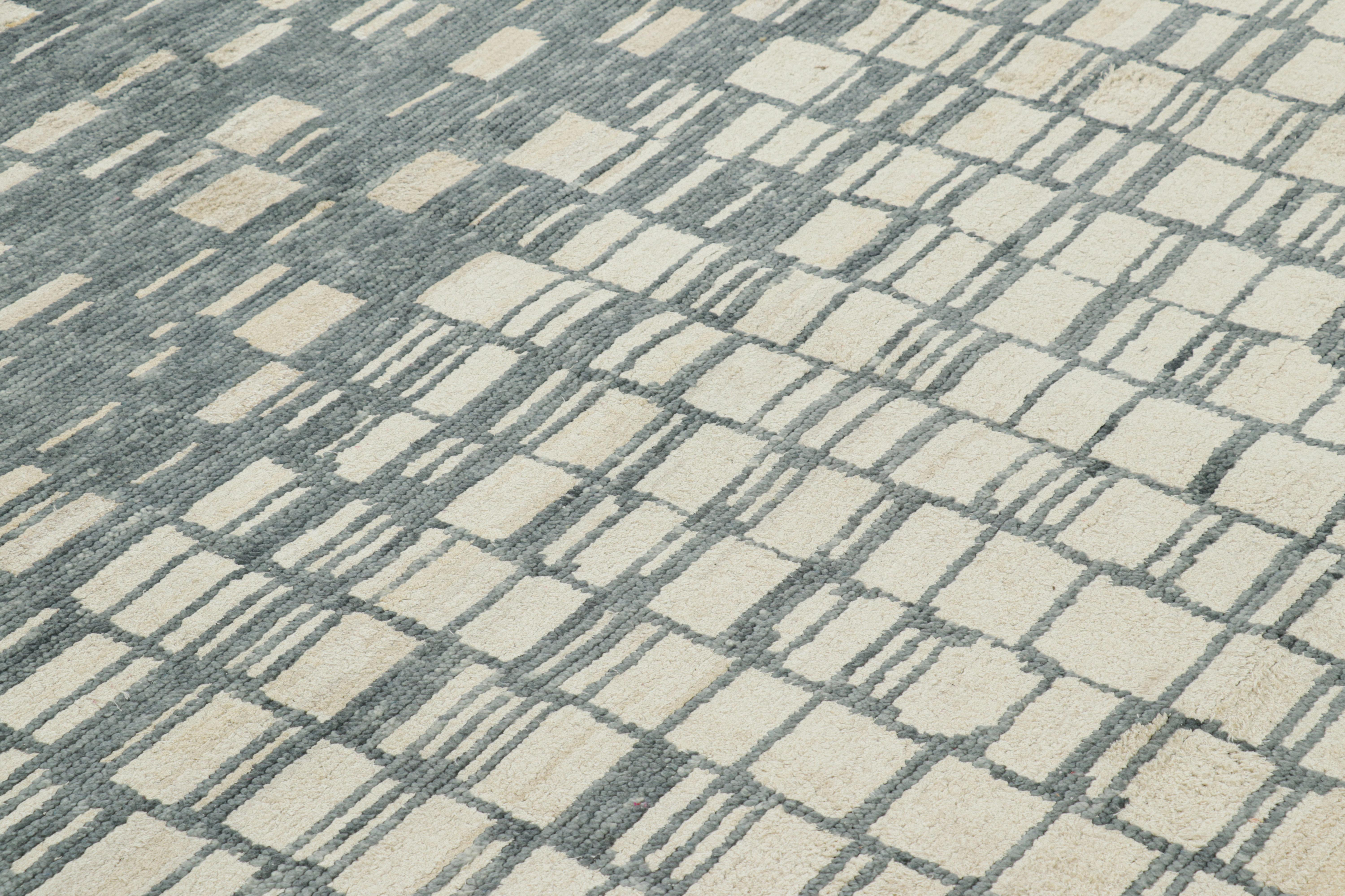Annodato a mano Rug & Kilim: Tappeto contemporaneo con motivi geometrici bianchi e grigi in vendita