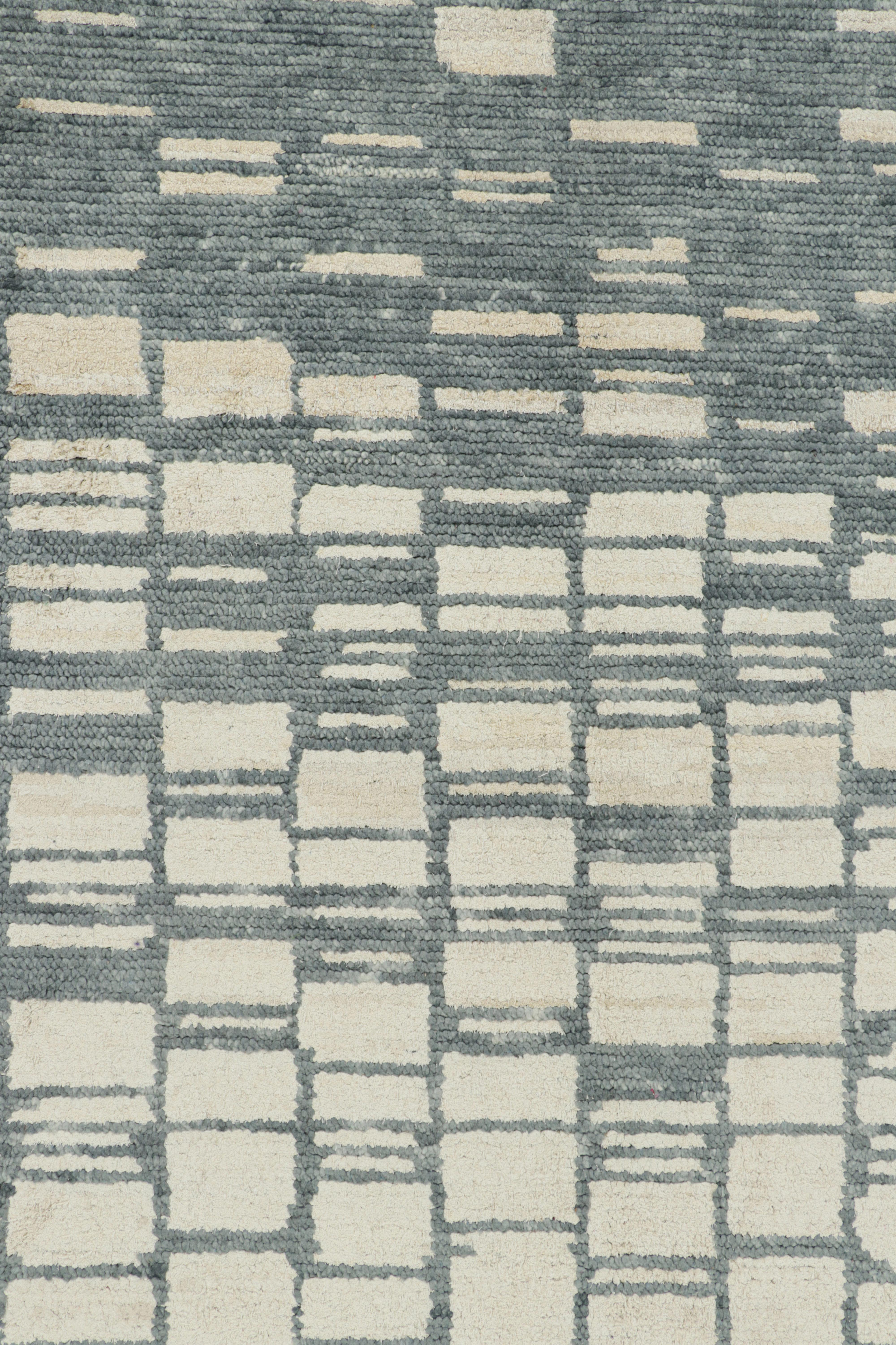 Rug & Kilim: Tappeto contemporaneo con motivi geometrici bianchi e grigi In condizioni Nuovo in vendita a Long Island City, NY