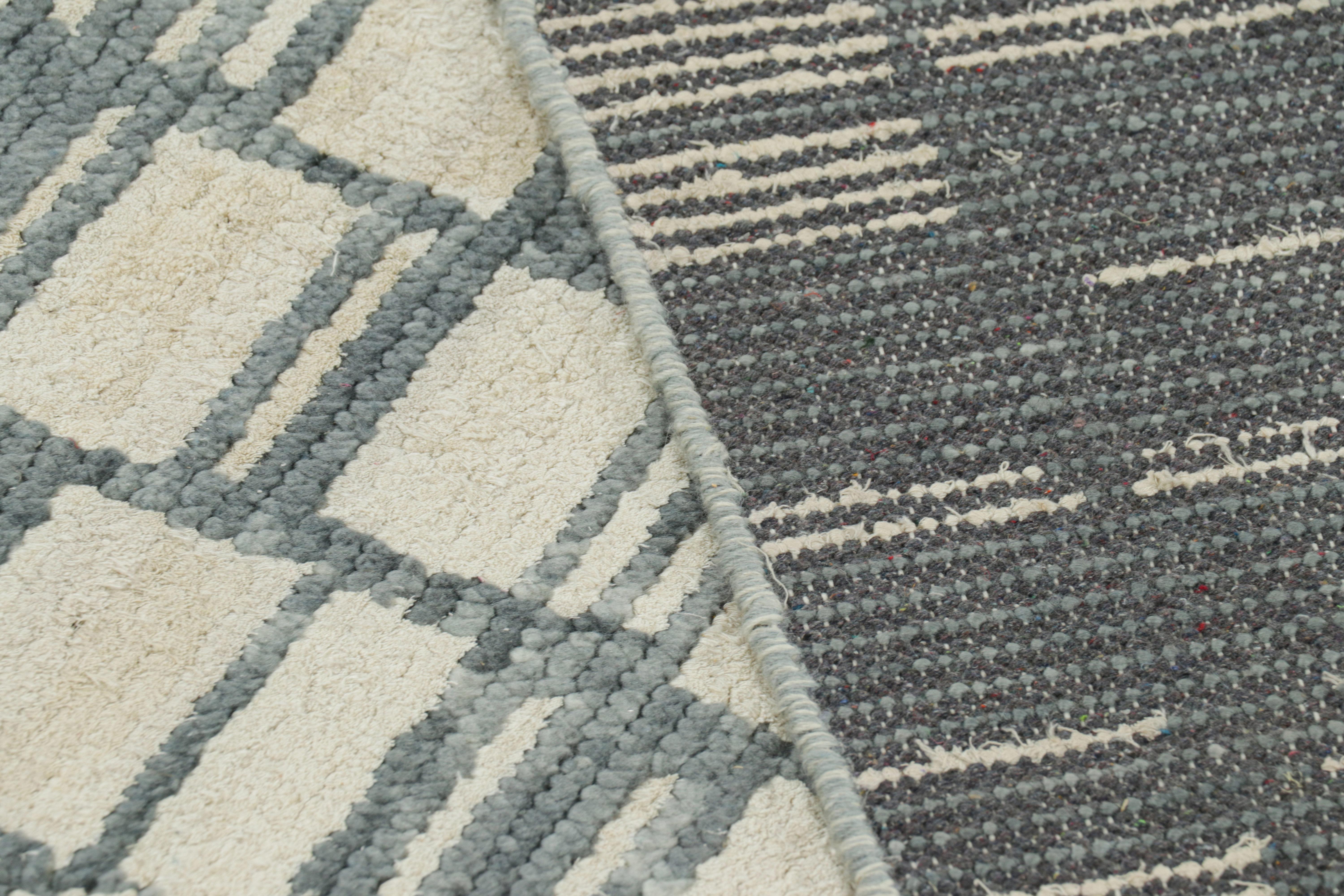 XXI secolo e contemporaneo Rug & Kilim: Tappeto contemporaneo con motivi geometrici bianchi e grigi in vendita
