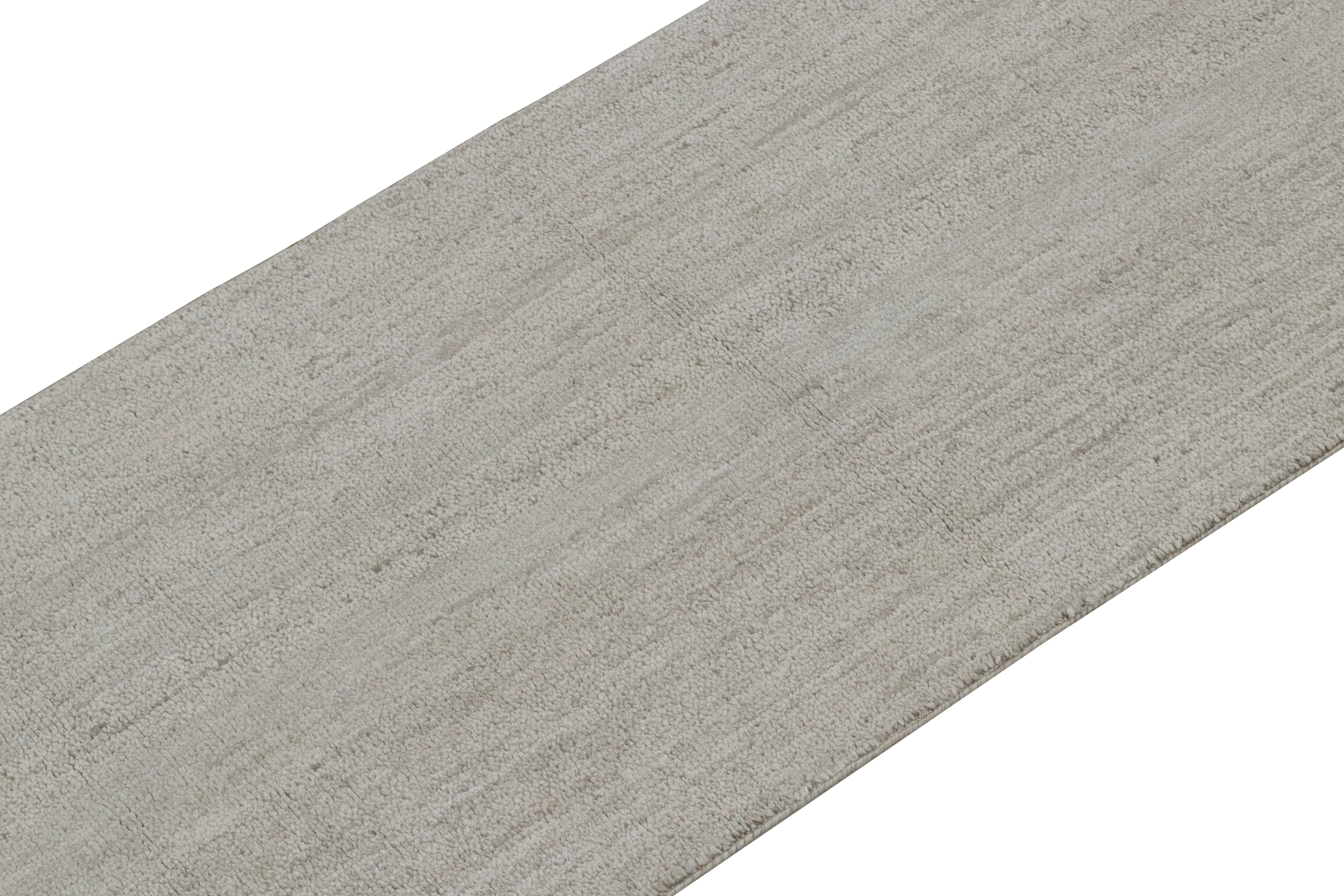 Este corredor 2x7 es una gran novedad de la colección Textura de Color de Rug & Kilim. Anudado a mano en seda.

Sobre el diseño:

La colección goza de una visión inventiva de las alfombras lisas, y de una visión sin dibujos en hilos meticulosos y