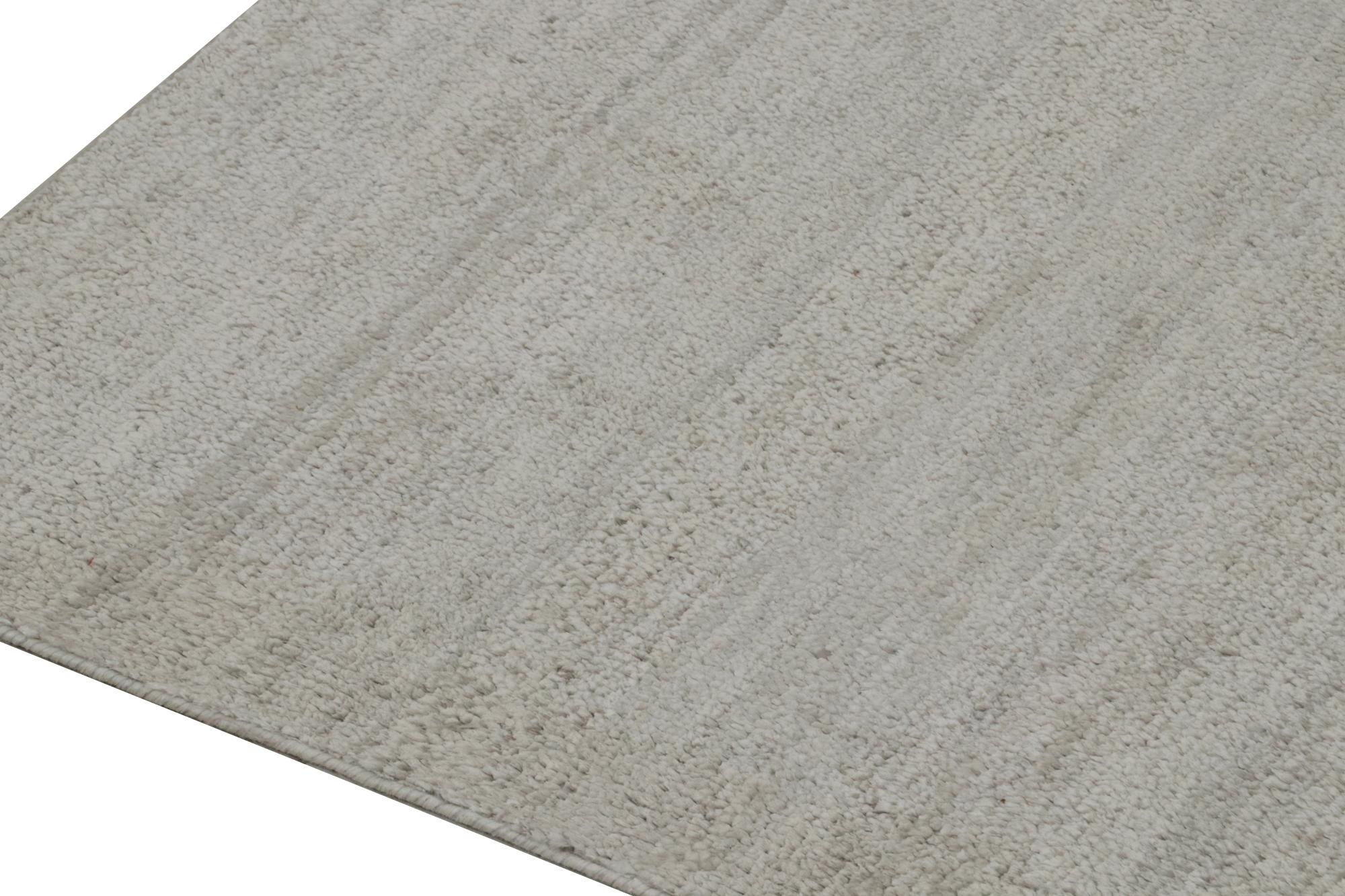 Rug & Kilim’s Contemporary Runner and Textural Rug in Solid Gray Striae Moderno en venta