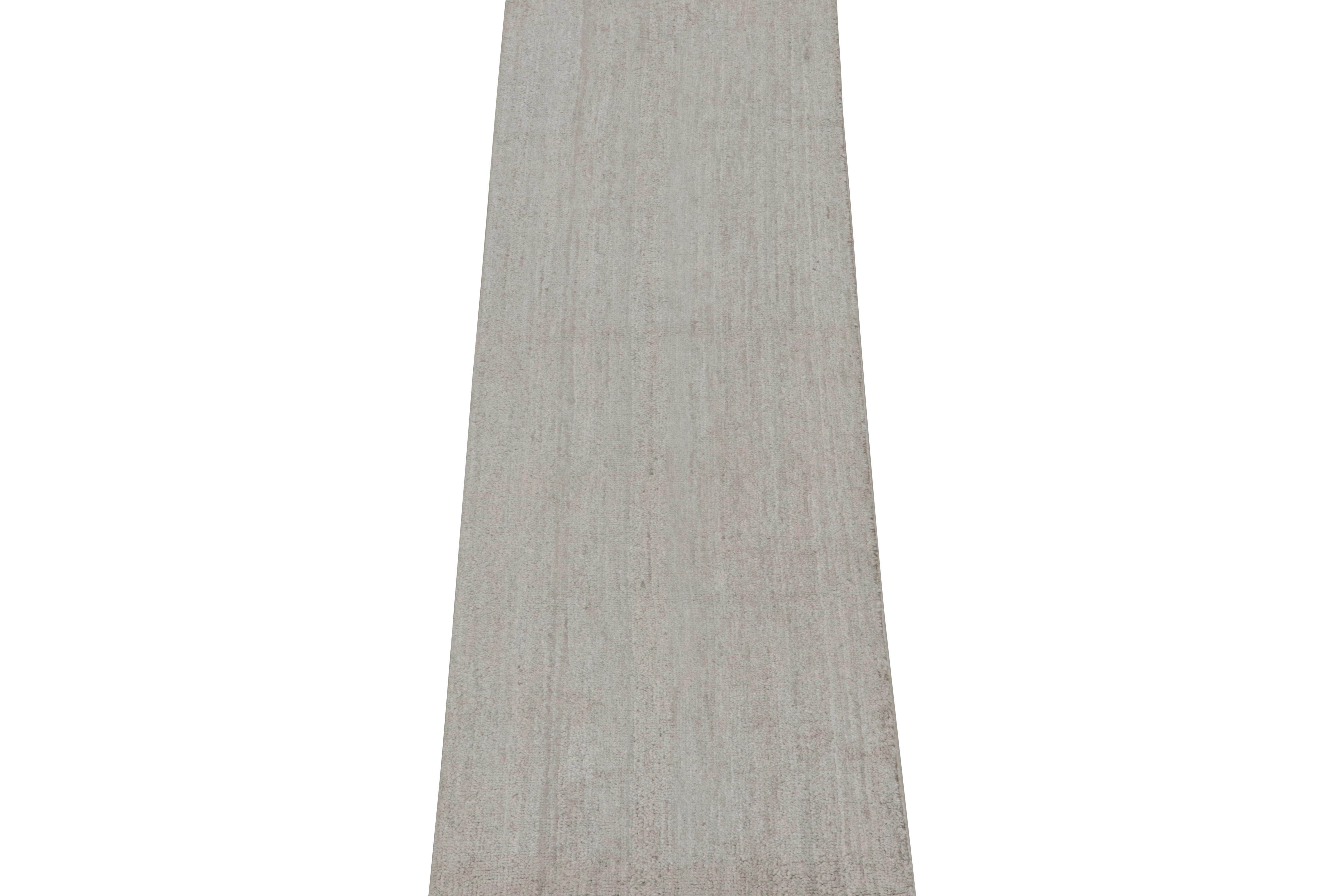 Rug & Kilim’s Contemporary Runner and Textural Rug in Solid Gray Striae Anudado a mano en venta