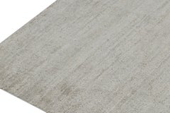 Rug & Kilim è un tappeto contemporaneo a righe grigie e texture.