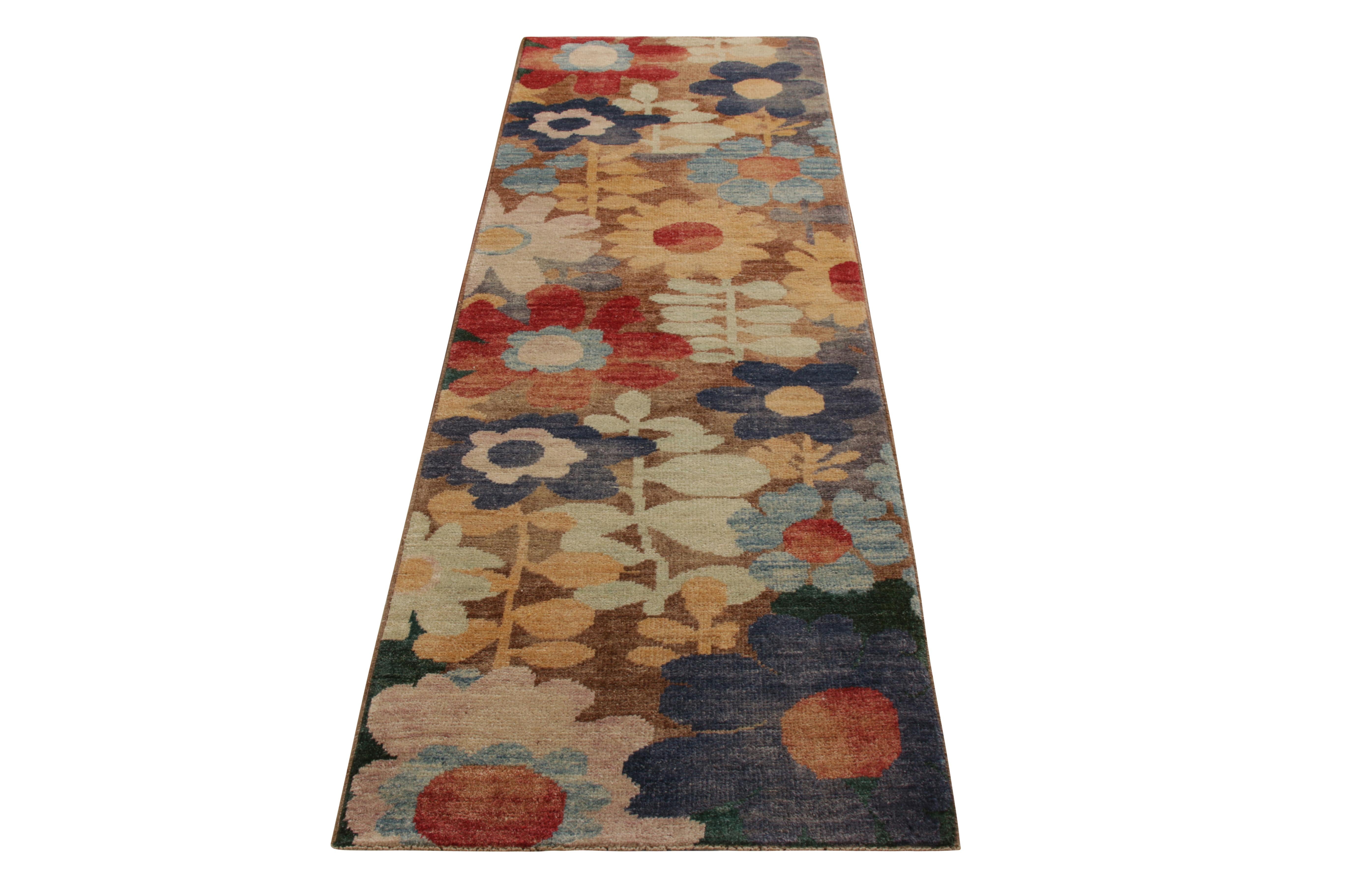 Ein moderner 3 x 8 Läufer aus der New & Modern Collection von Rug & Kilim, handgeknüpft aus Wolle. Eine versöhnliche, verspielte Palette von mehrfarbigen Blautönen, Rottönen, Gelbtönen und anderen Tönen in einladenden, floralen Mustern. Beispielhaft