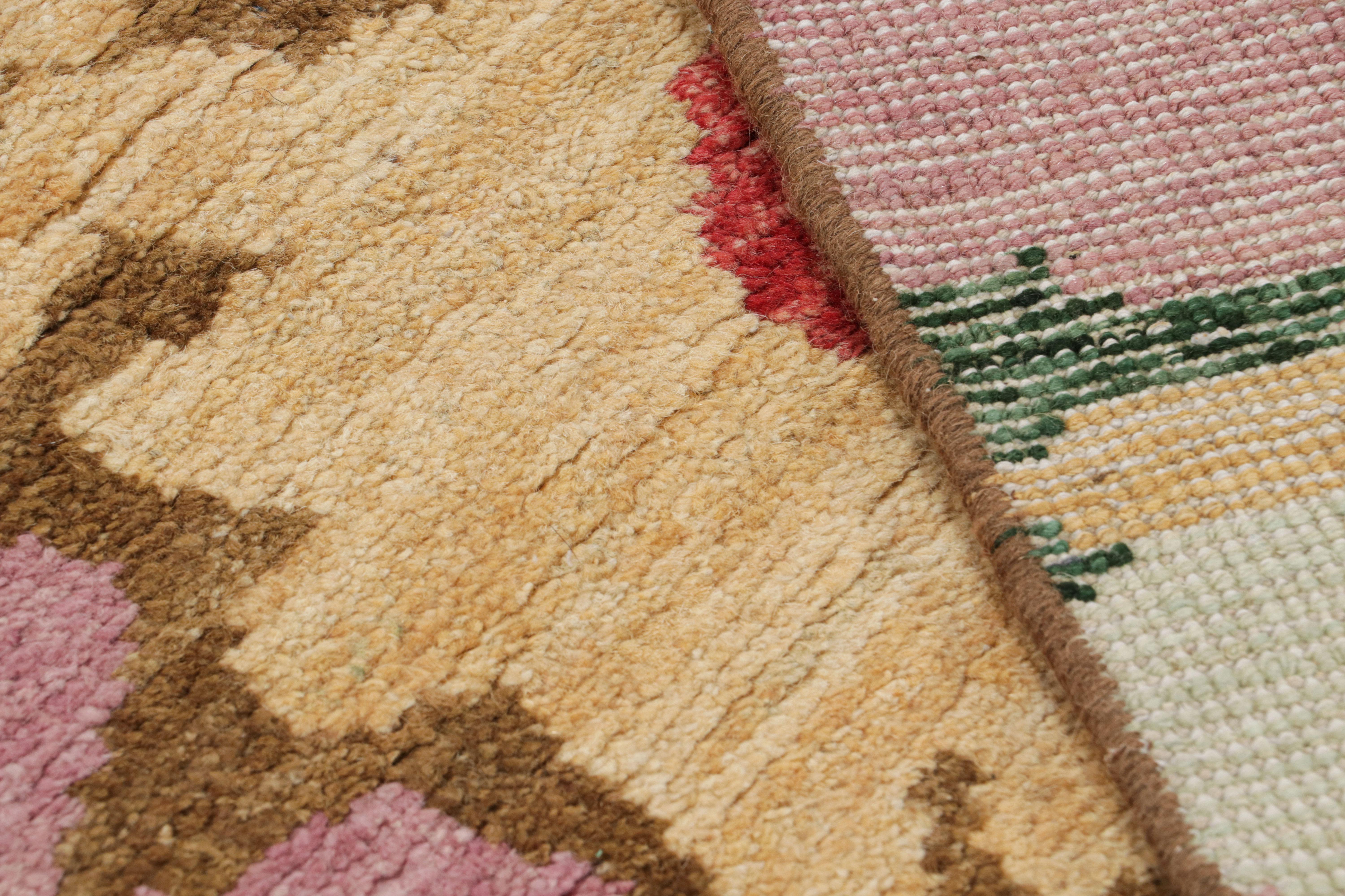 Rug & Kilim - Runner contemporaneo in beige-marrone con motivi floreali colorati In condizioni Nuovo in vendita a Long Island City, NY