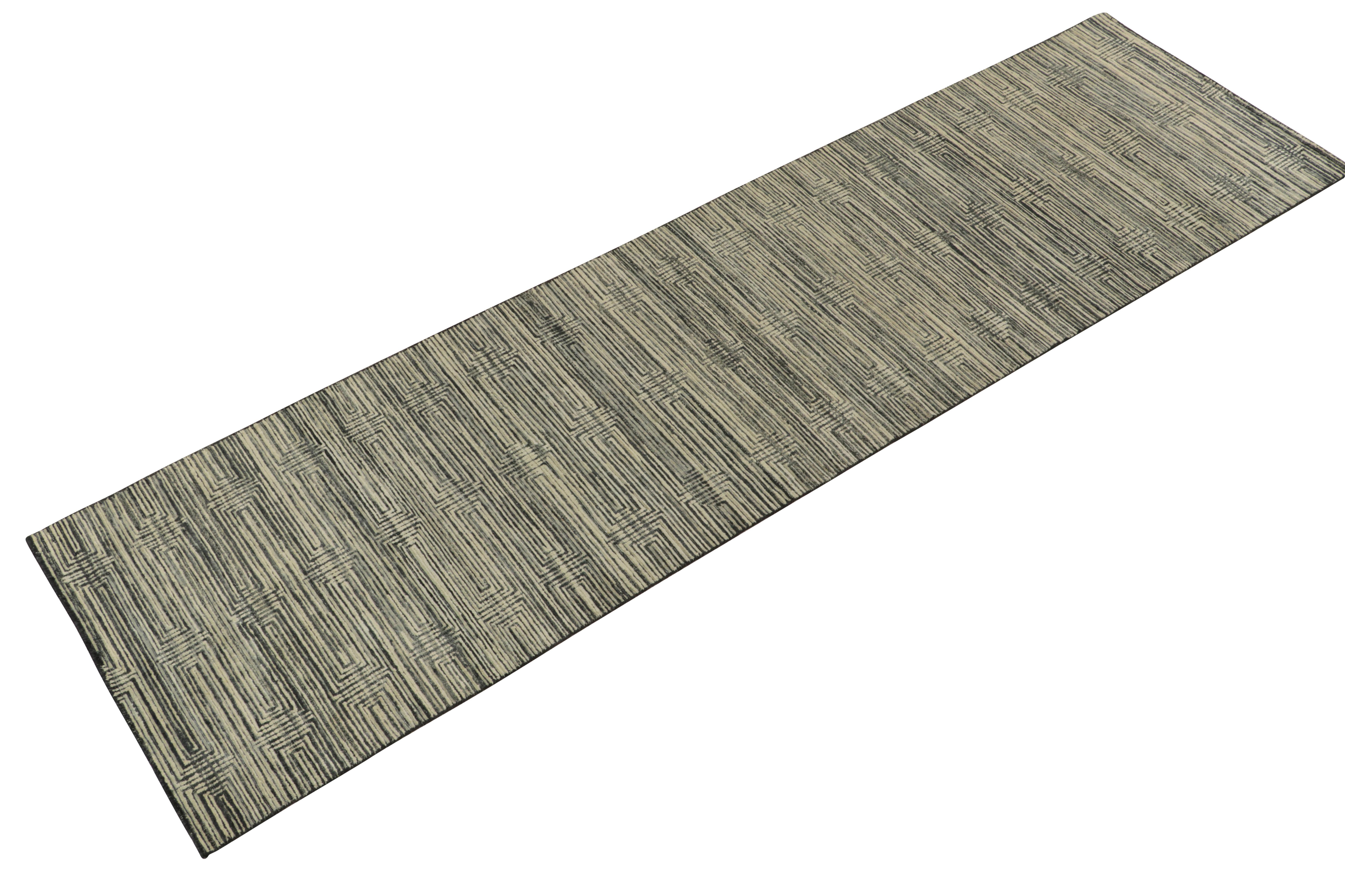 Handgeknüpft aus einer feinen Mischung aus Wolle und Seide, ein schillernder 3x10-Läufer aus der modernen Auswahl von Rug & Kilim. Ein definiertes Spiel von Schwarz, Weiß und Beige ergänzt die verführerische Hoch-Tief-Taktilität des scharfen