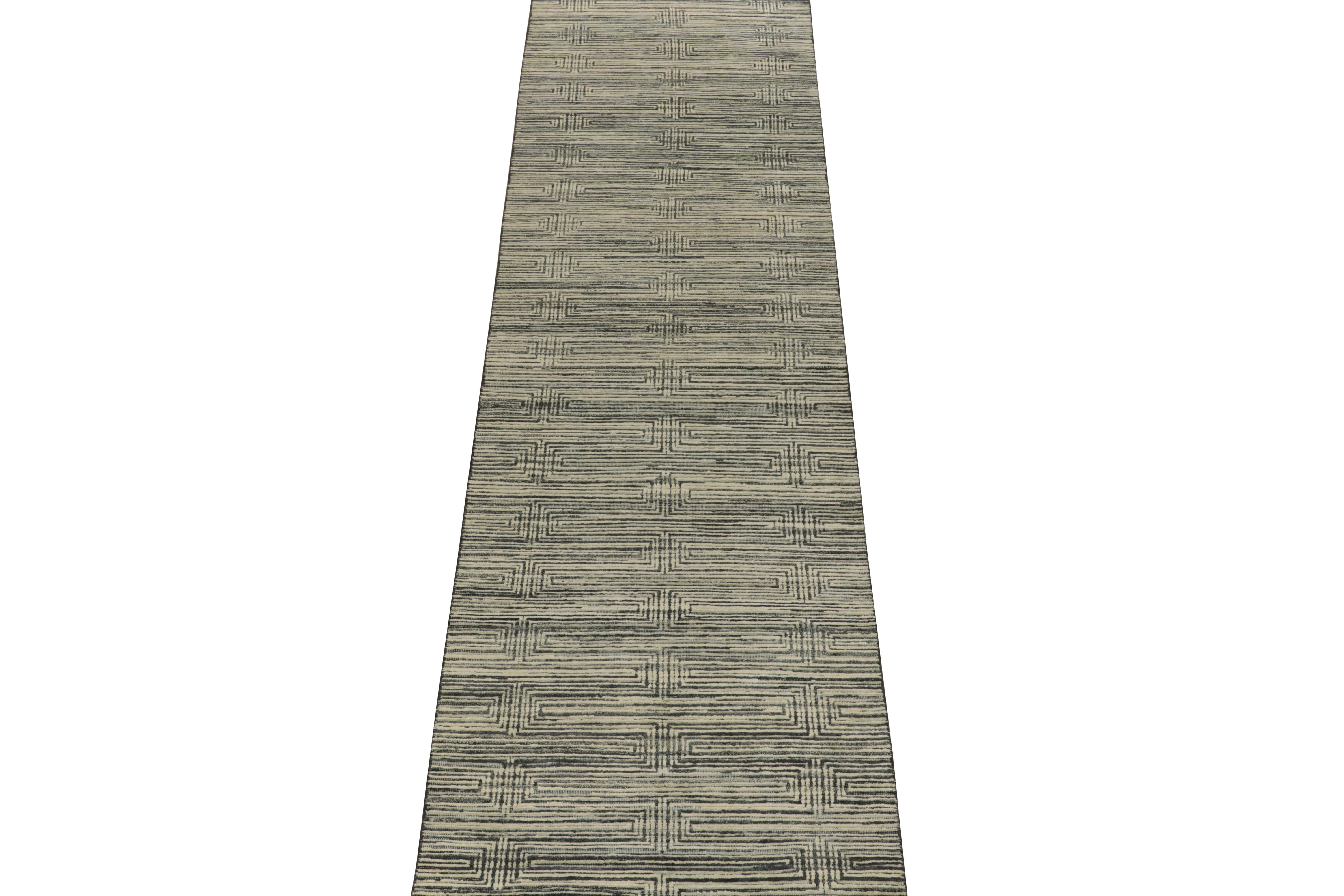 Moderne Tapis et tapis de couloir contemporain Kilims à motif géométrique noir, blanc et beige en vente