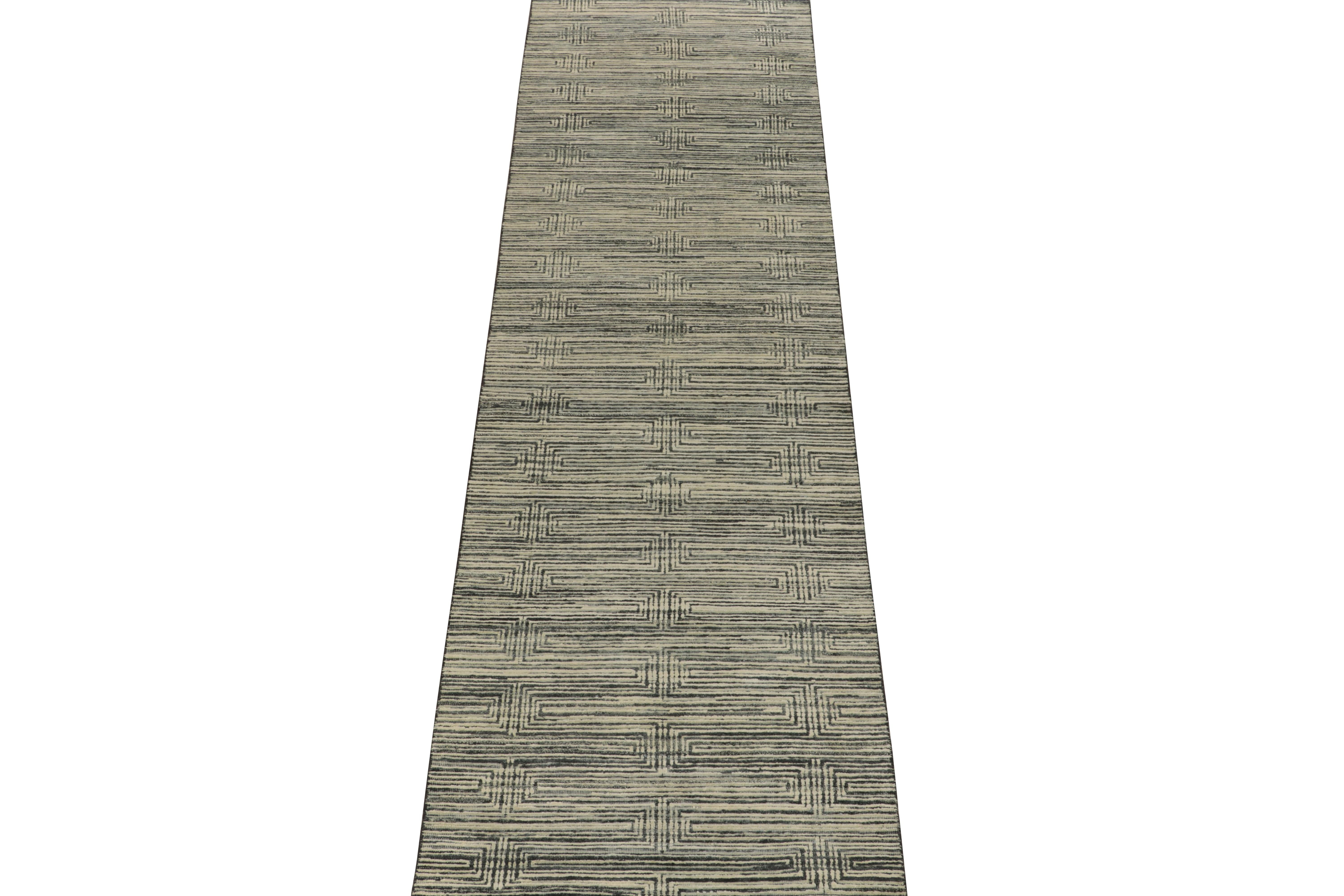 Rug & Kilim's Contemporary Läufer in Schwarz, Weiß und Beige Geometrisch gemustert (Moderne) im Angebot